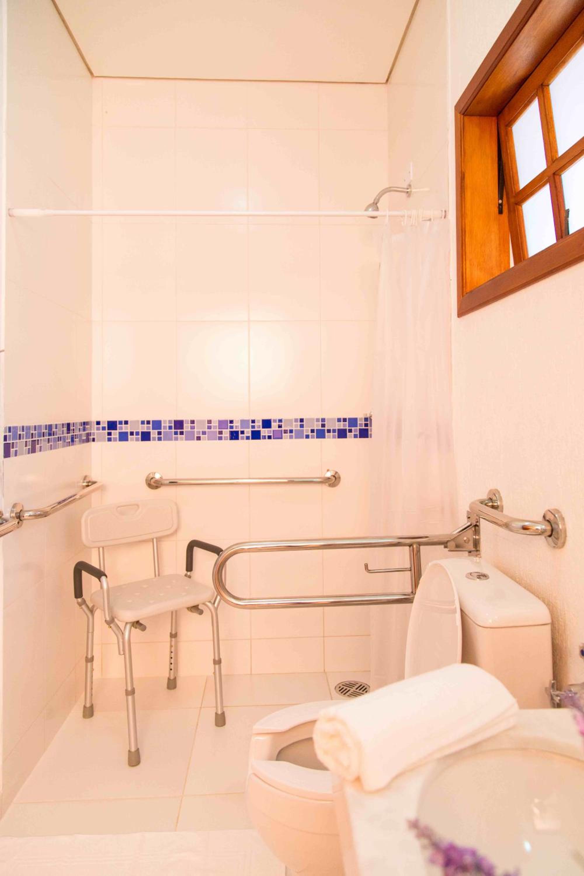 Queen Room - Disability Access - Photo 6