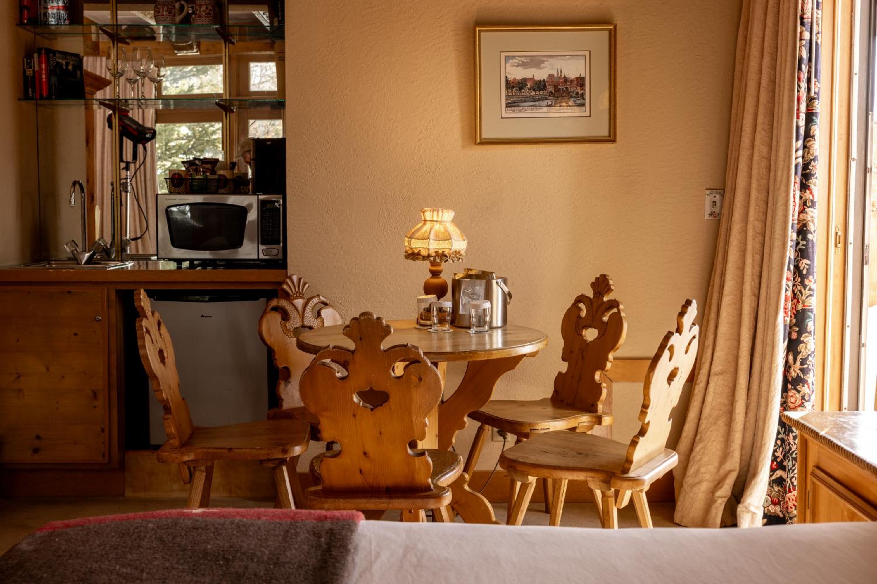 Deluxe king suite