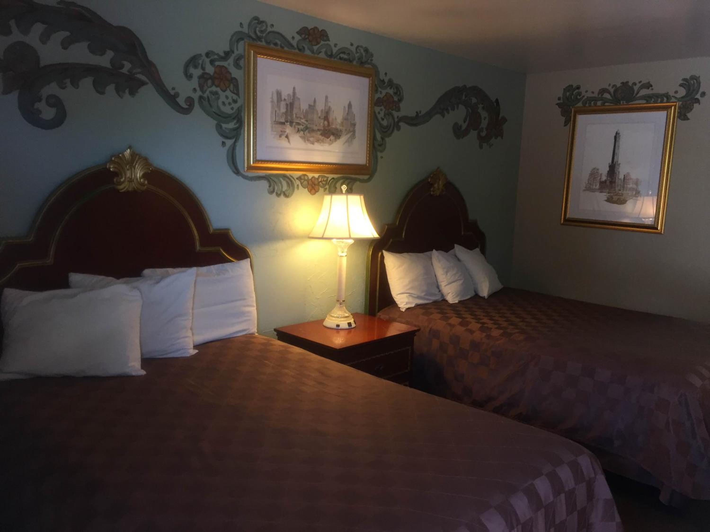 Queen Room with Two Queen Beds - Non-Smoking - Photo 4