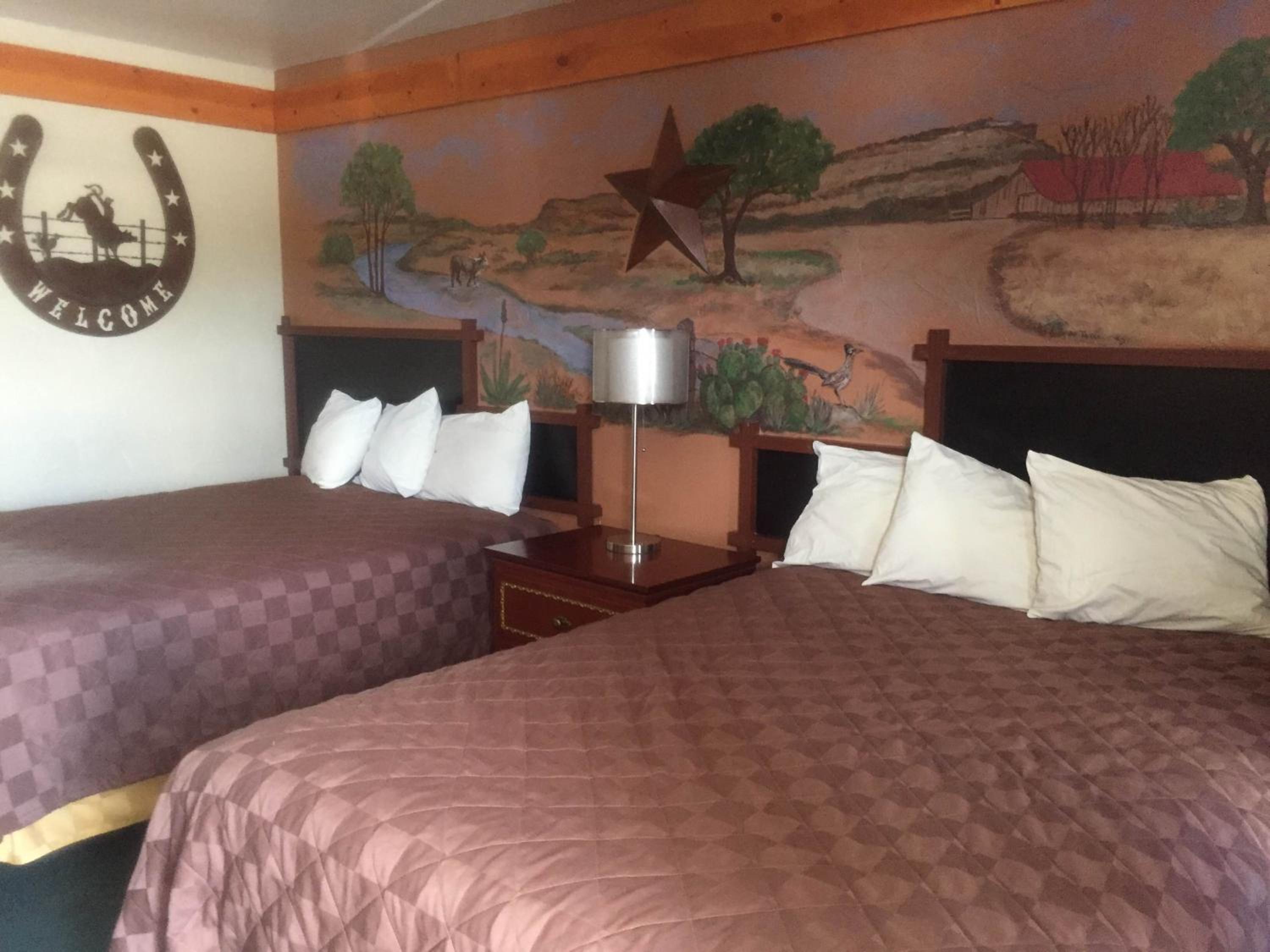 Queen Room with Two Queen Beds - Non-Smoking - Photo 5