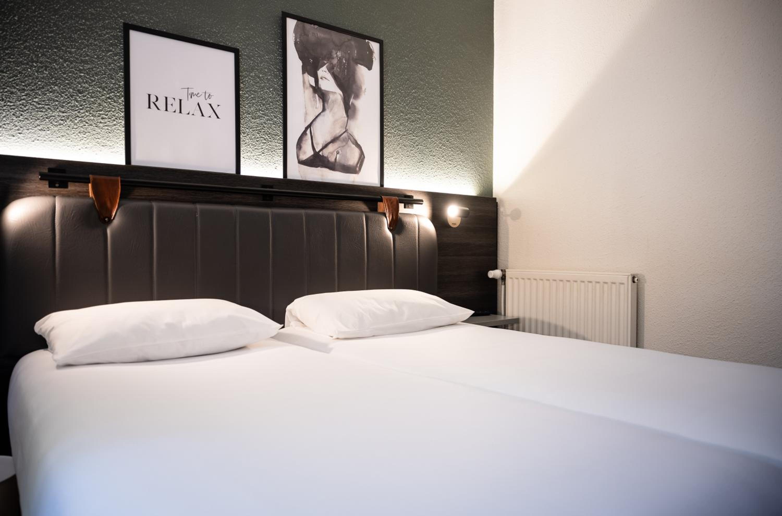 Standard Double Room with Queen Bed - Photo 28