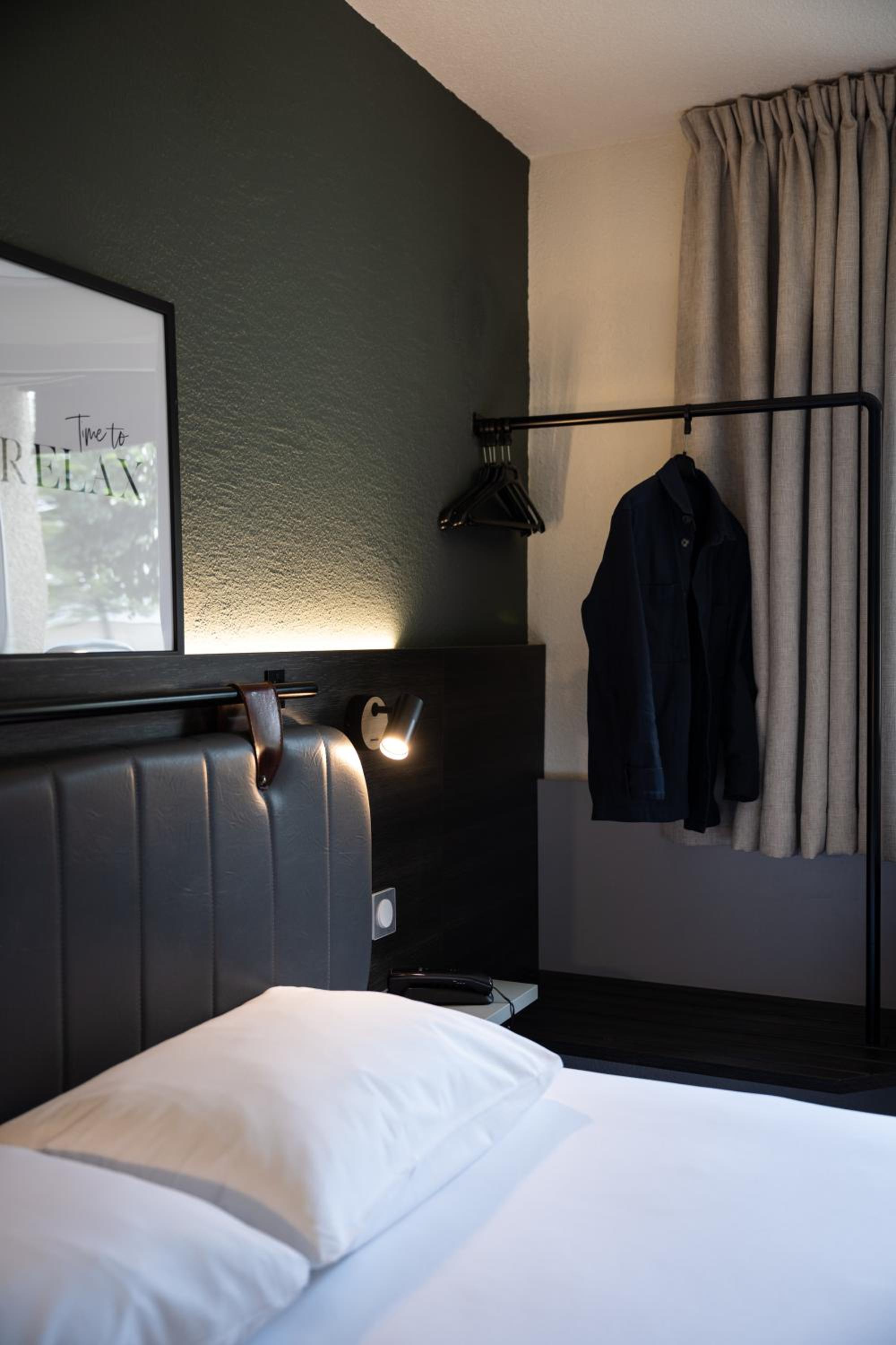 Standard Double Room with Queen Bed - Photo 42
