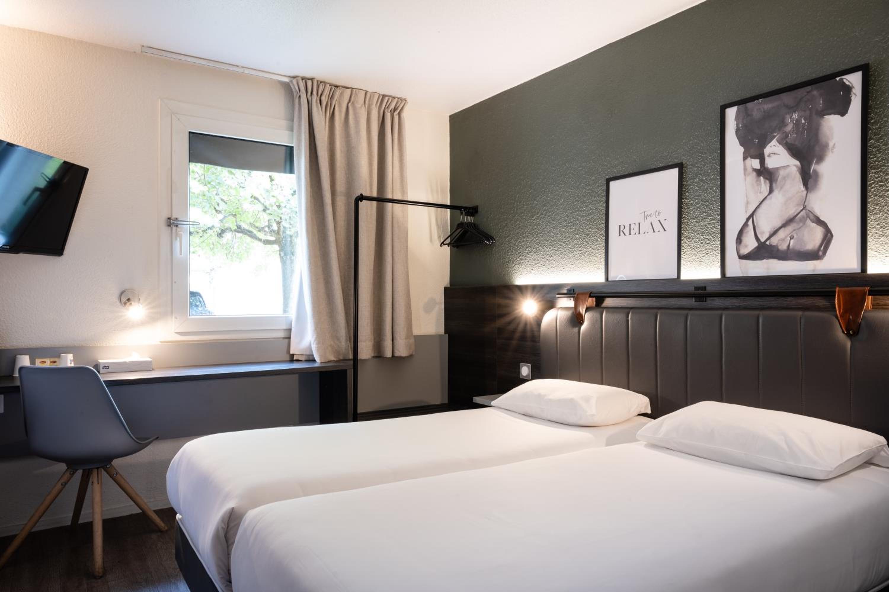 Standard Twin Room - Photo 25