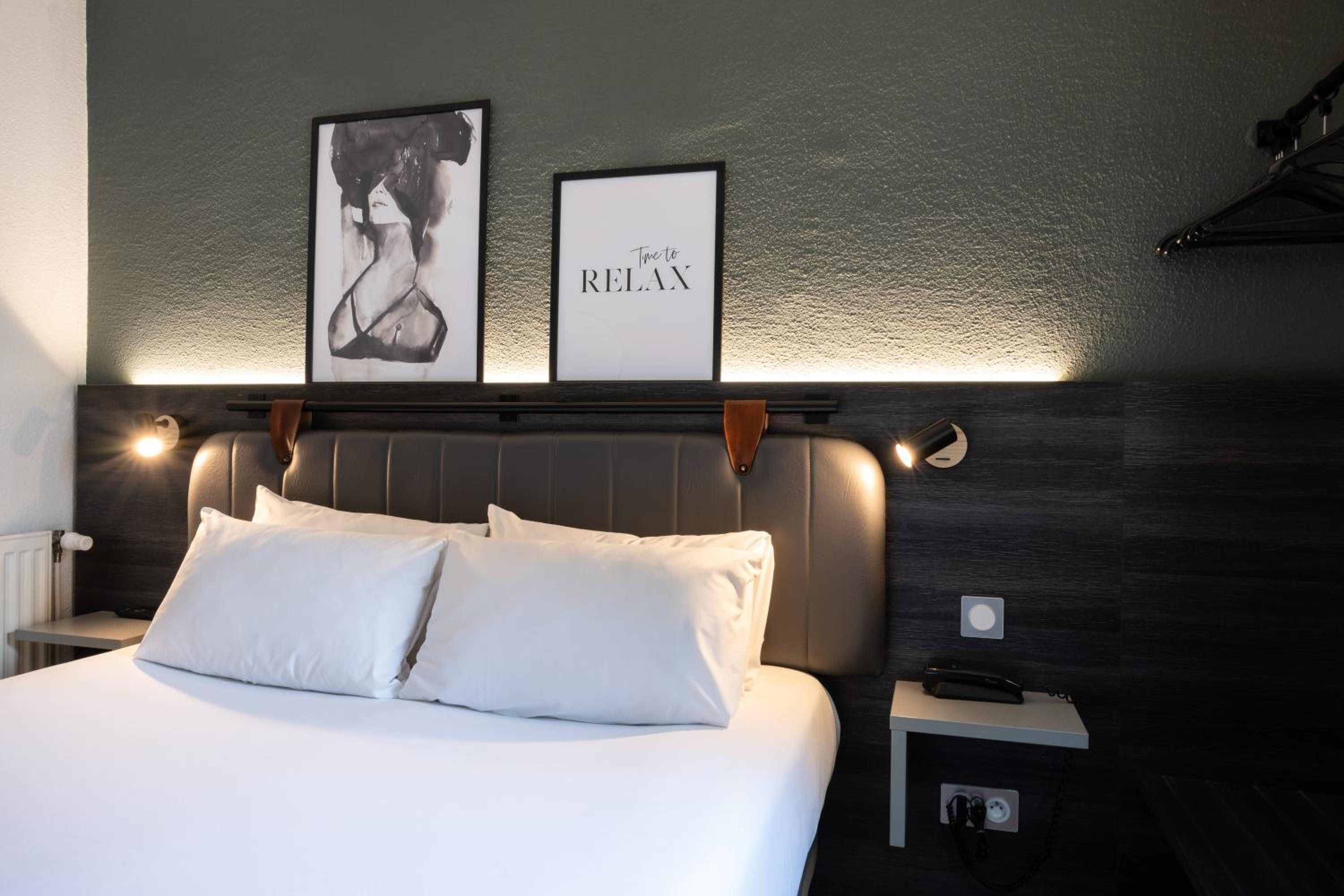 Standard Double Room with Queen Bed - Photo 38