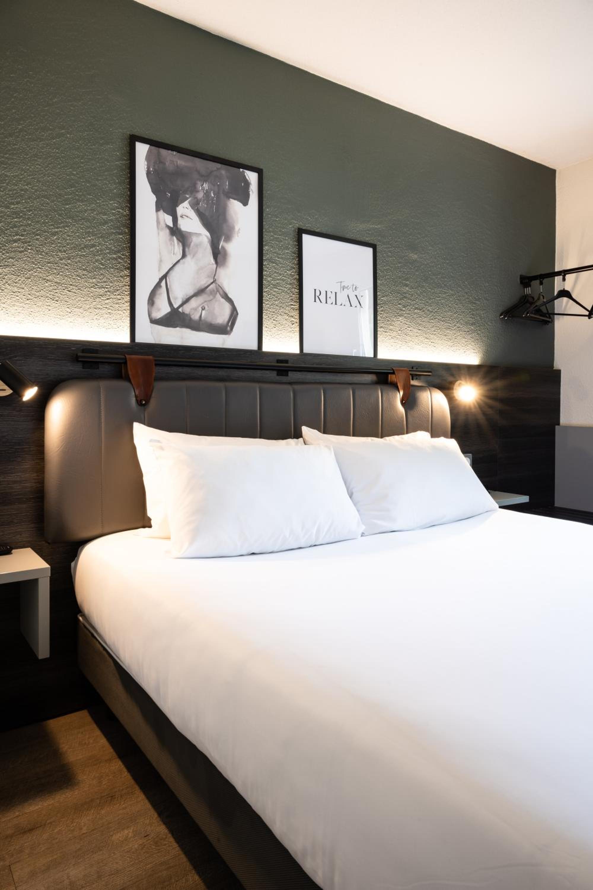 Standard Double Room with Queen Bed - Photo 40