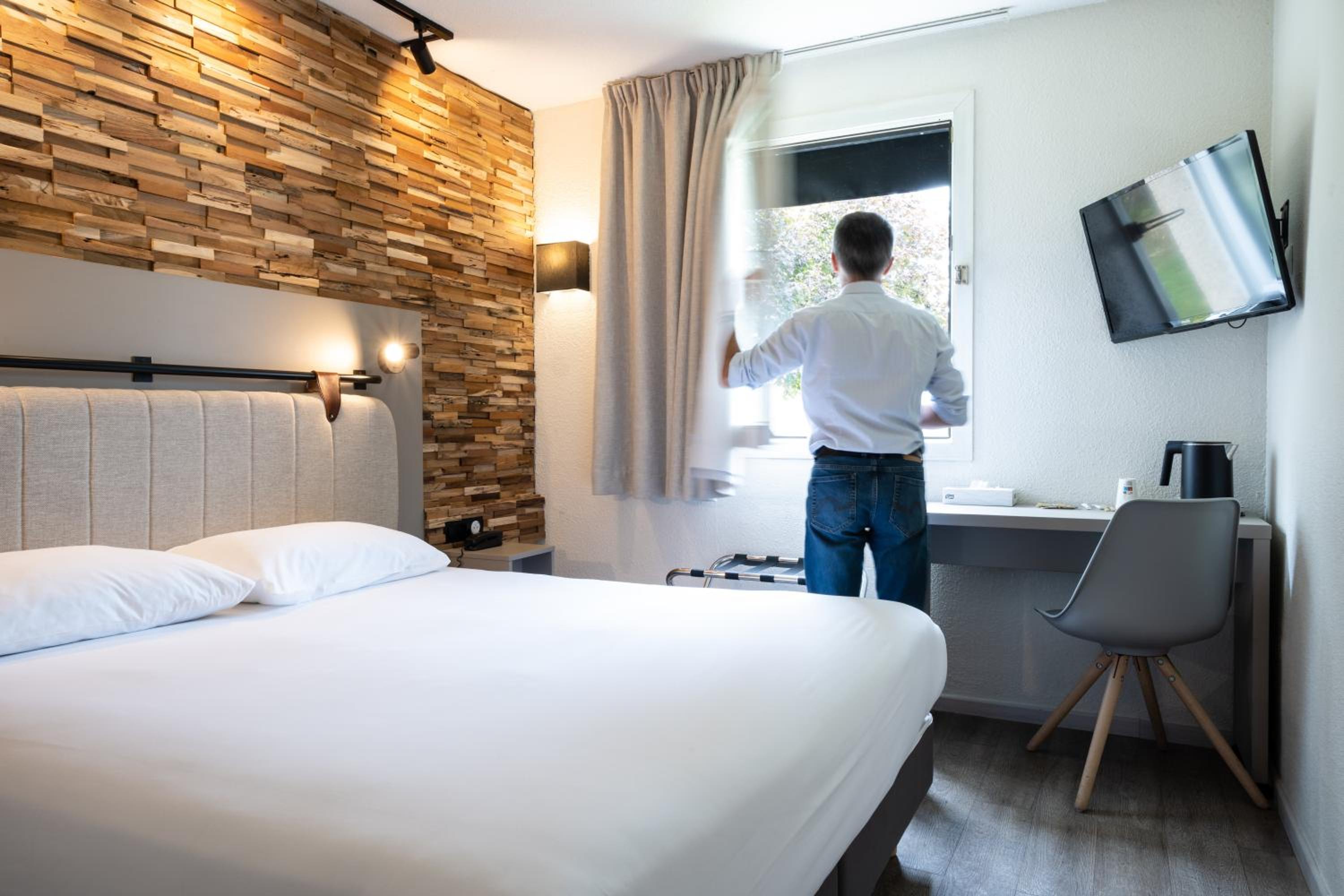 Standard Double Room with Queen Bed - Photo 35
