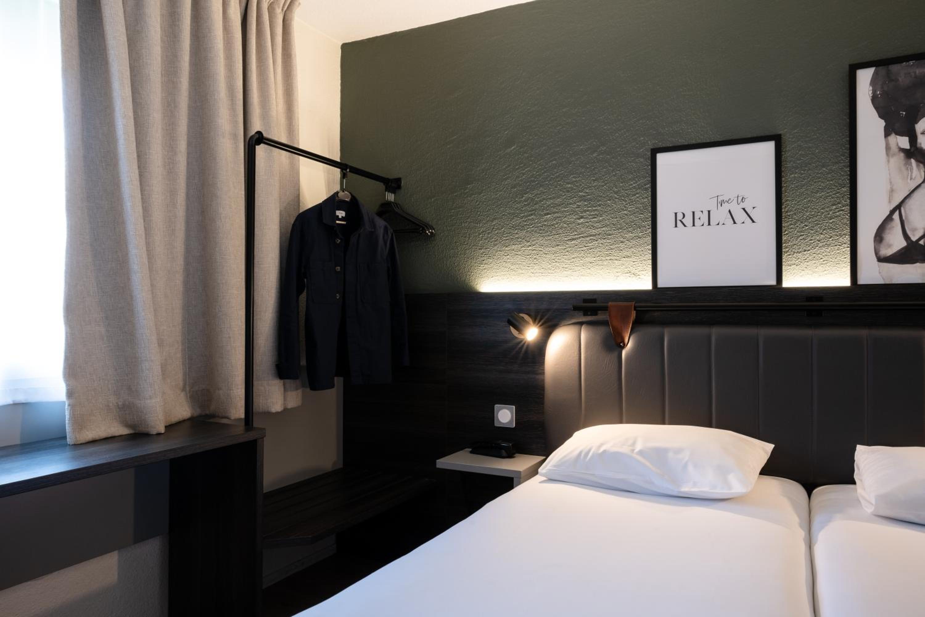 Standard Twin Room - Photo 16