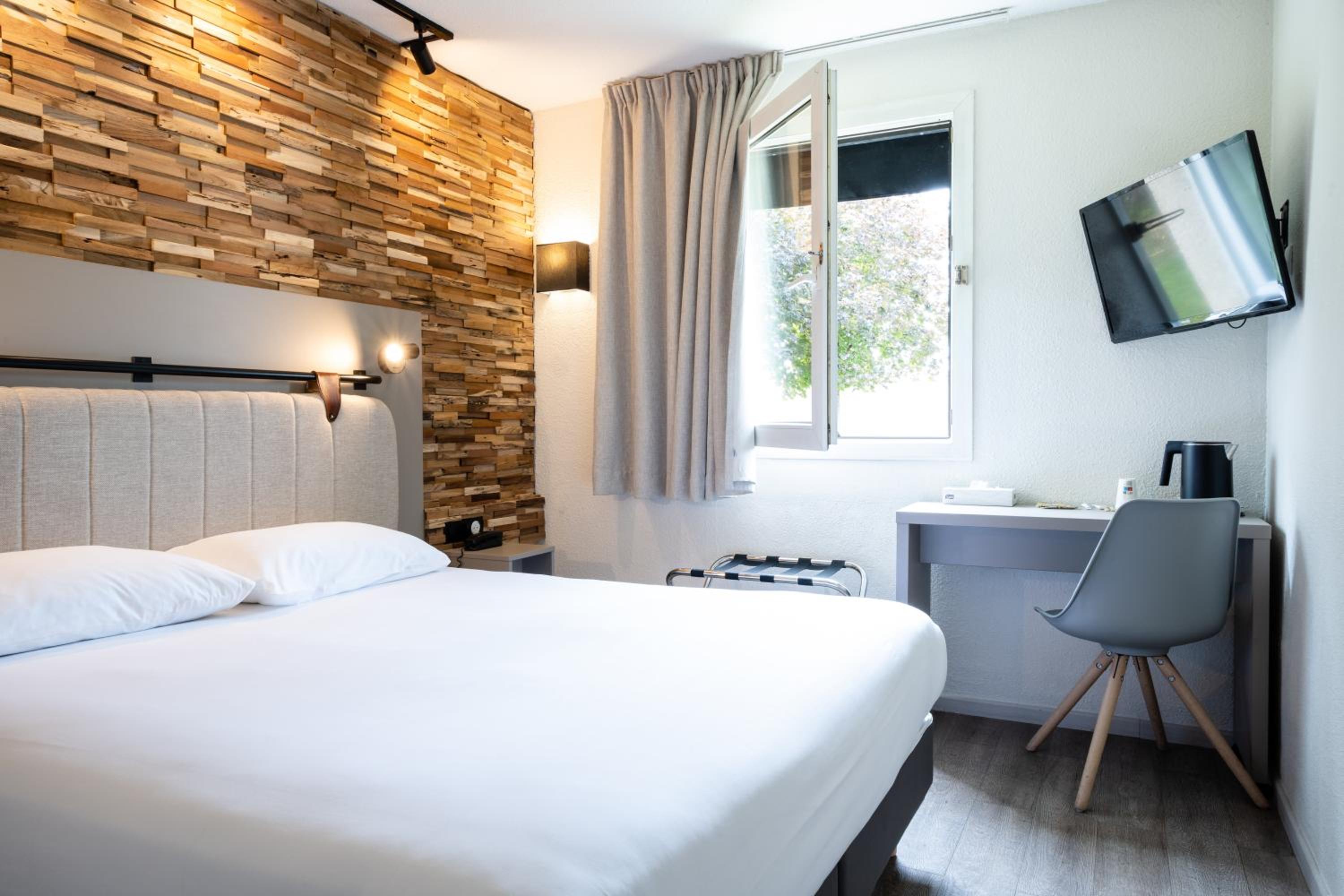 Standard Double Room with Queen Bed - Photo 44