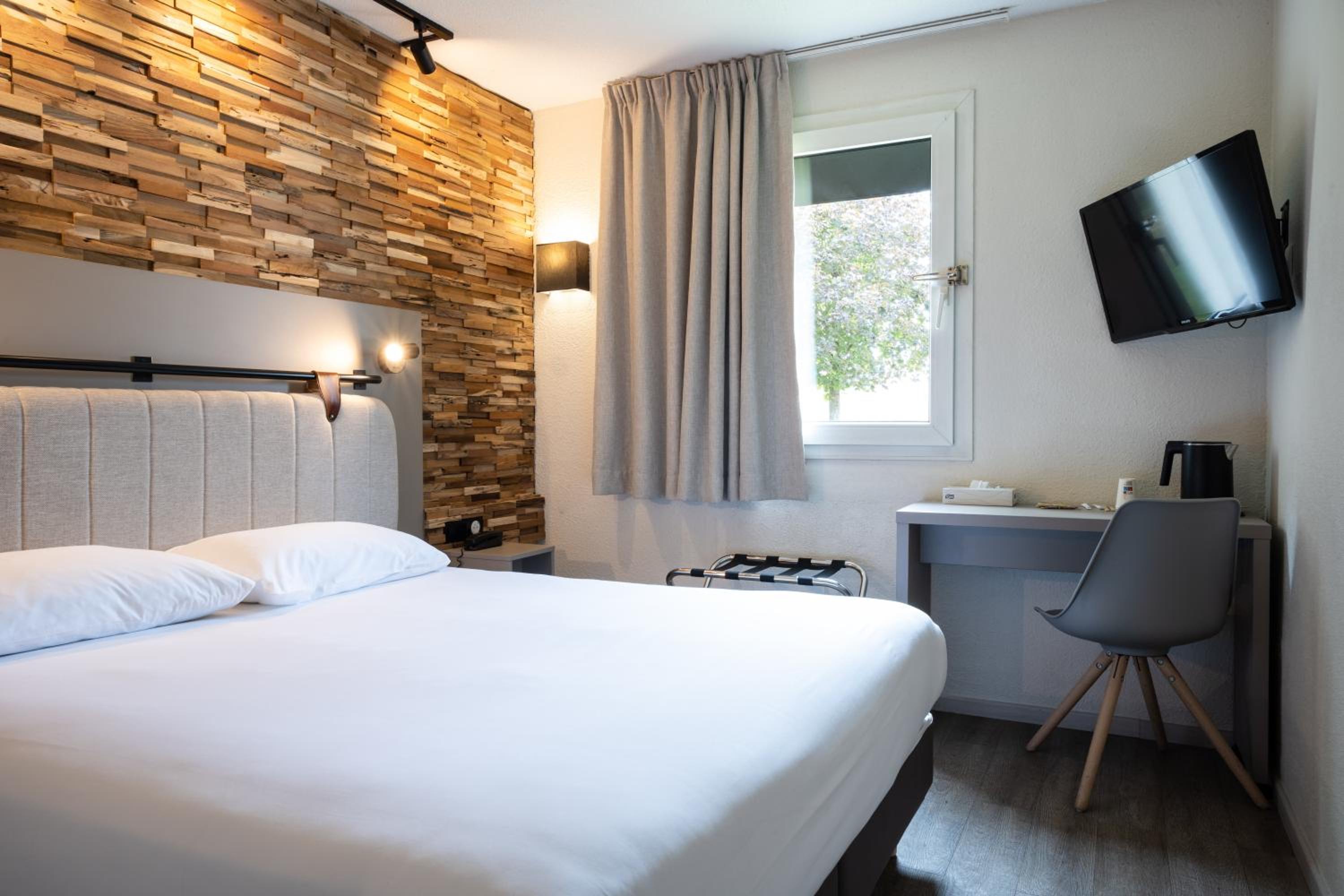 Standard Double Room with Queen Bed - Photo 30