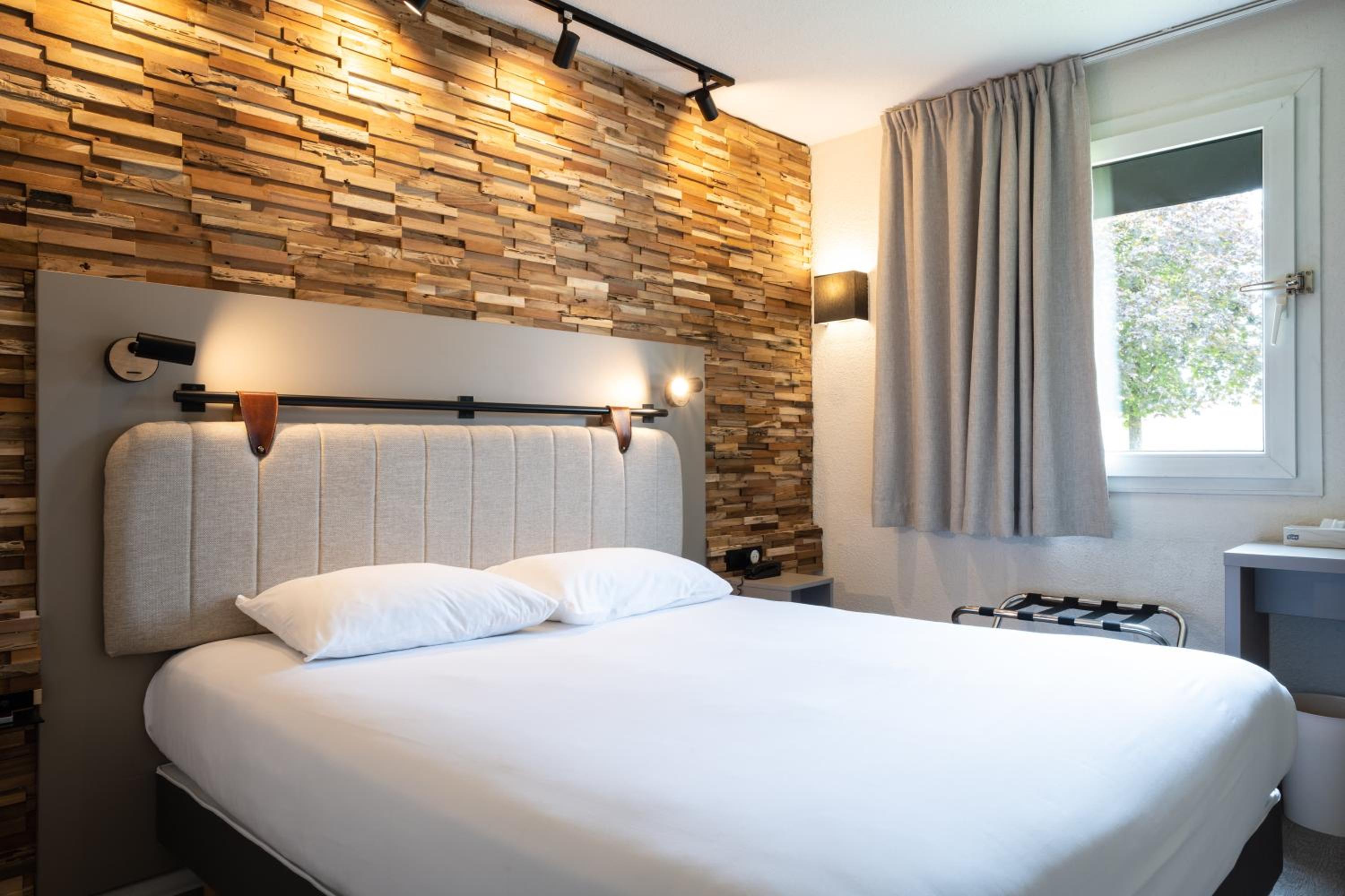 Standard Double Room with Queen Bed - Photo 46
