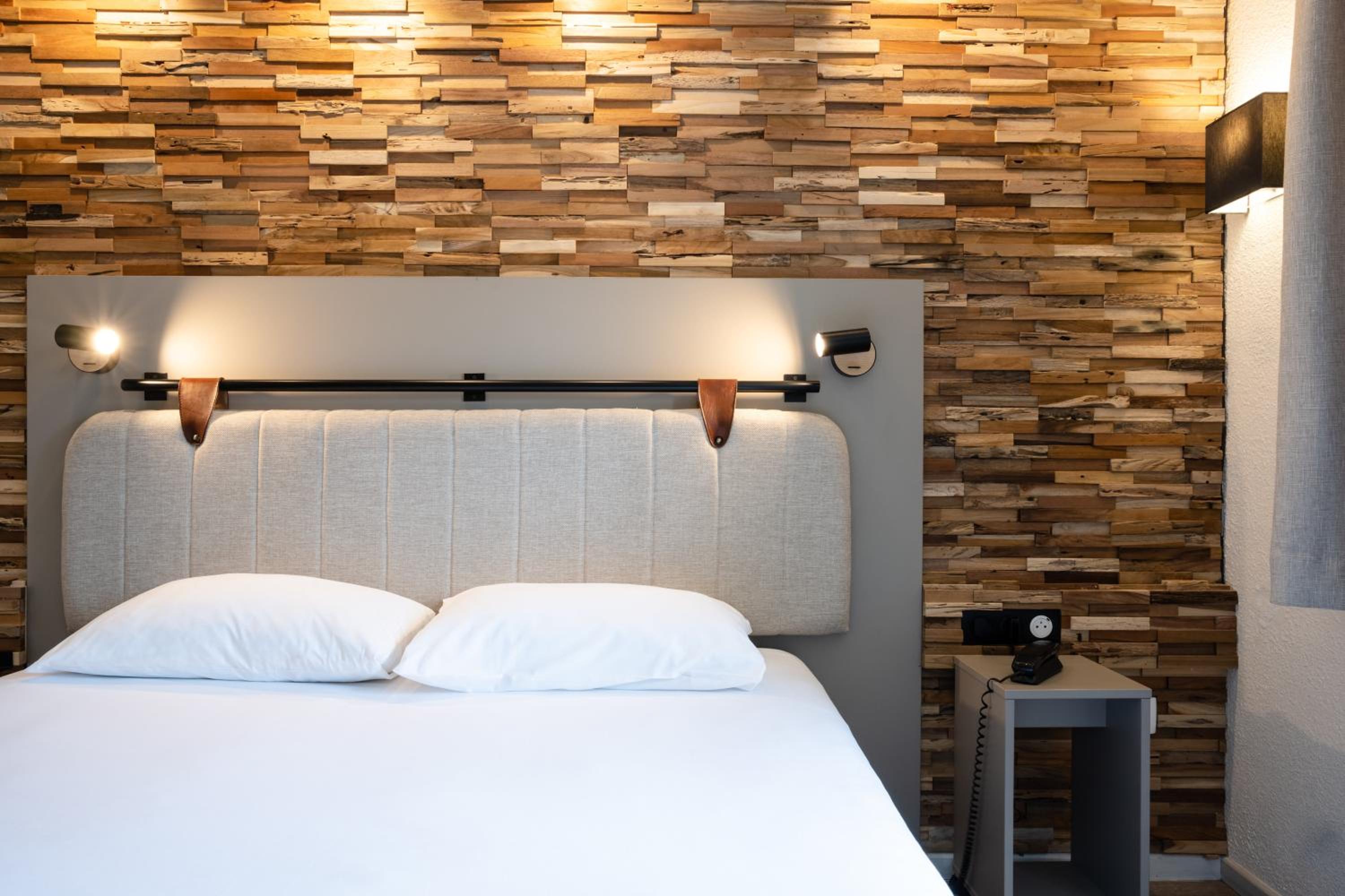 Standard Double Room with Queen Bed - Photo 45