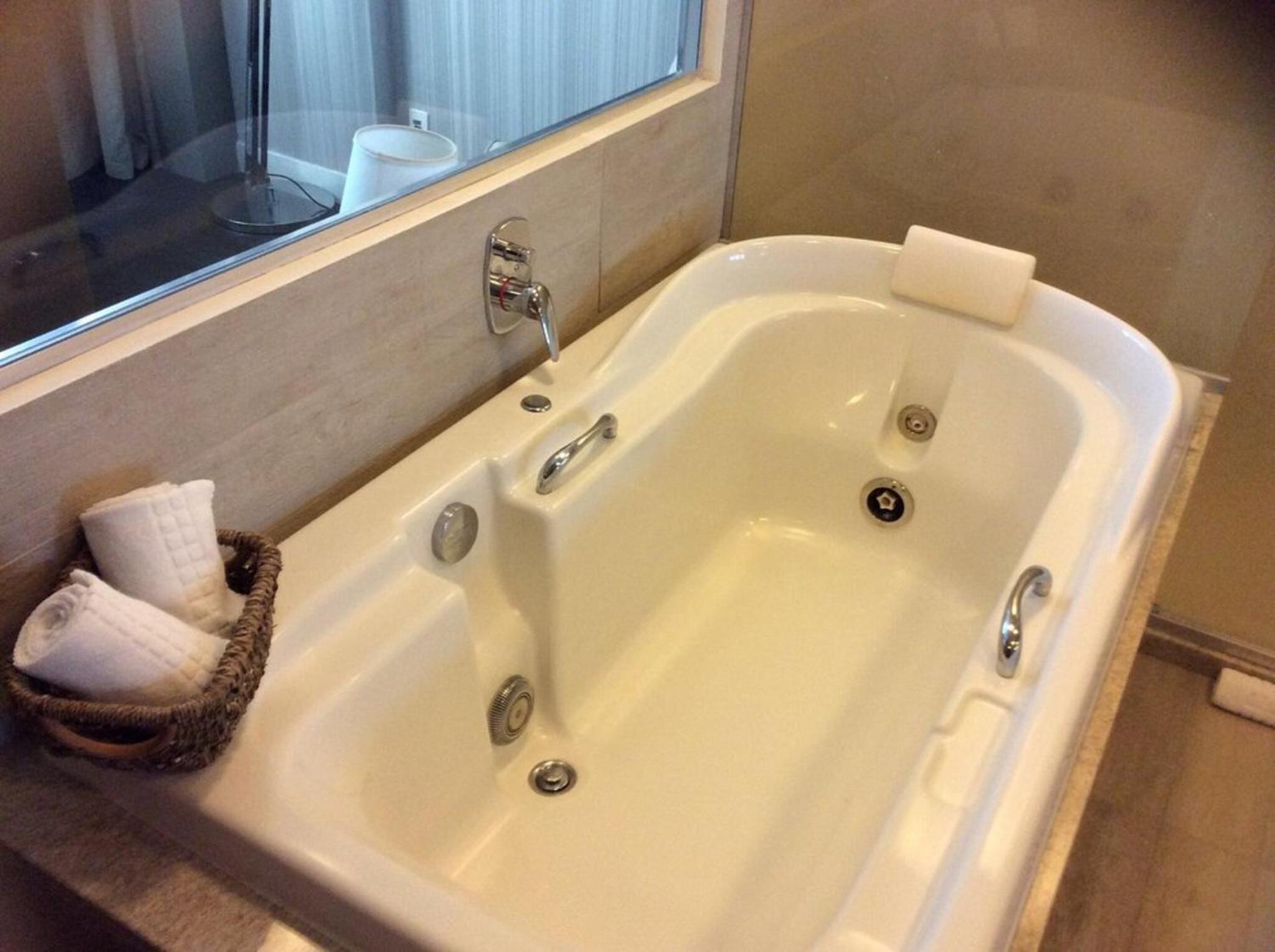 Deluxe Triple Room with Sea View thumbnail 5
