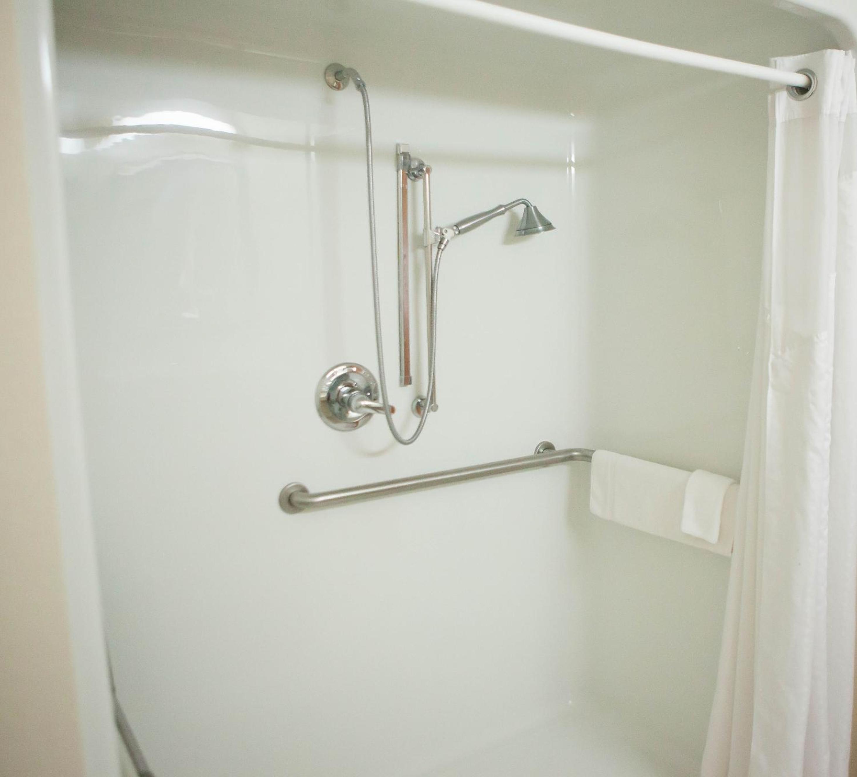 Queen Room - Disability Access with Roll-in Shower