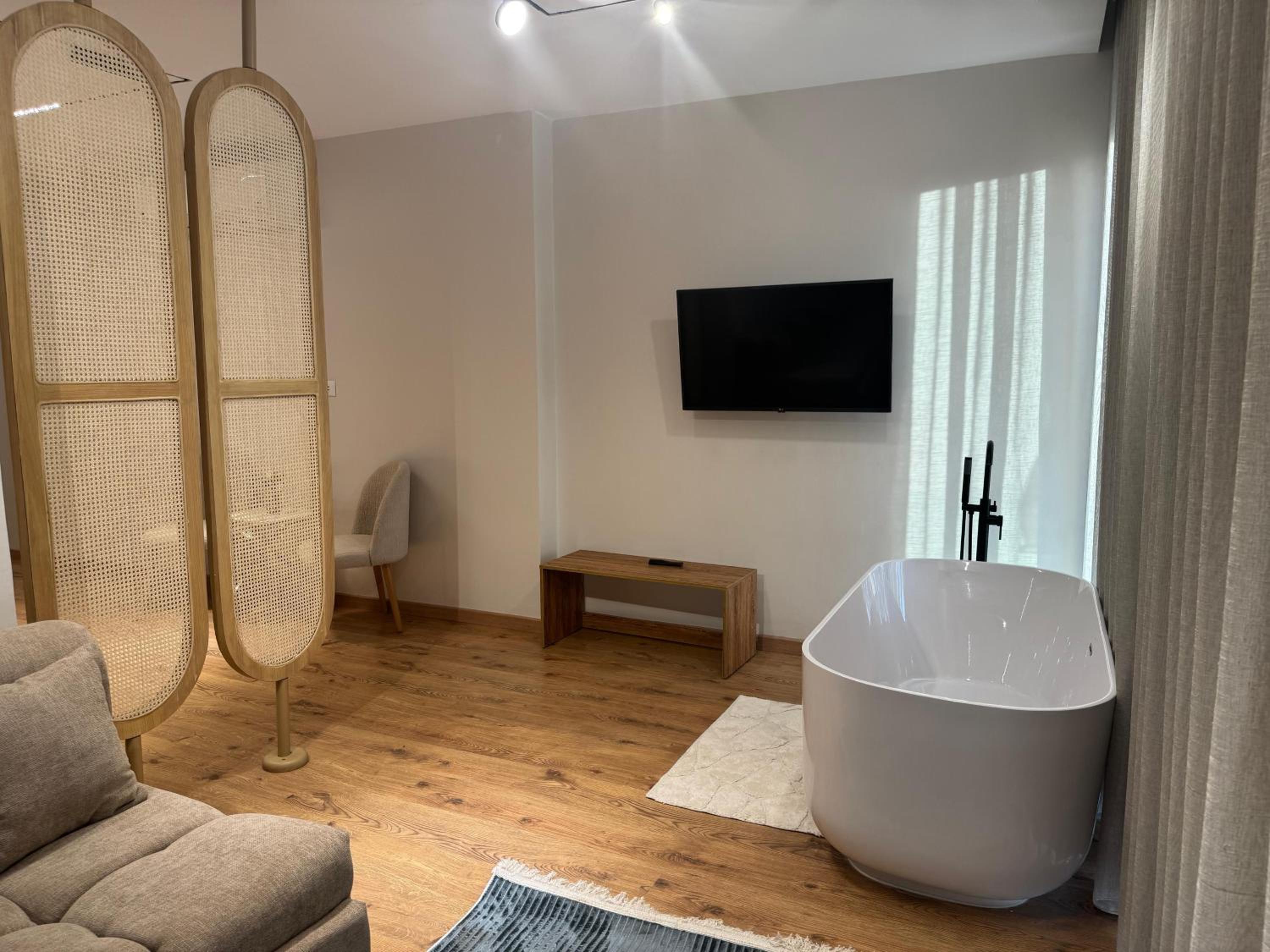 Royal Suite with Hot Tub Balcony Panorama Pyramid View