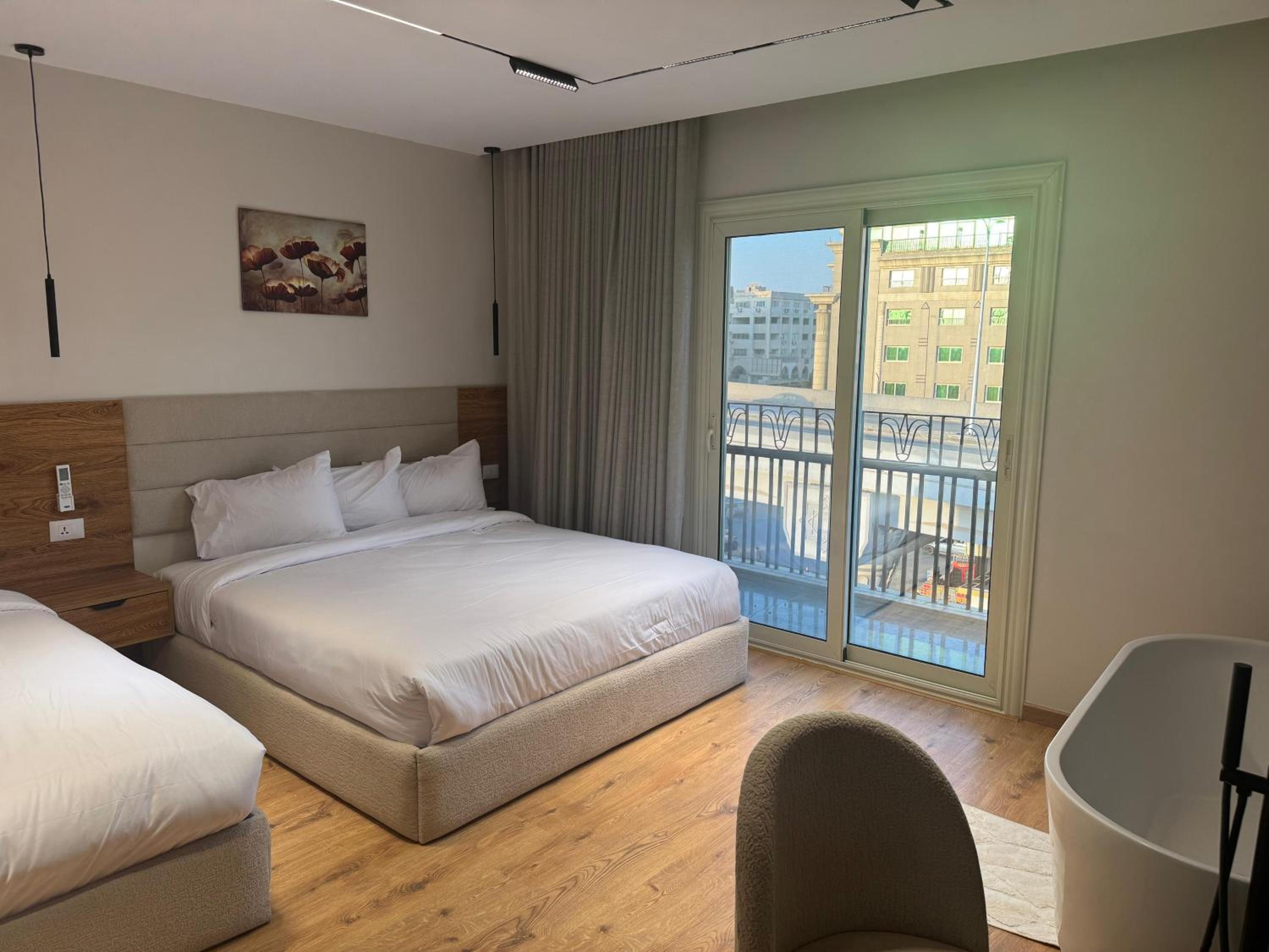 Executive Suite with Hot Tub Side Pyramid View and Balcony City View