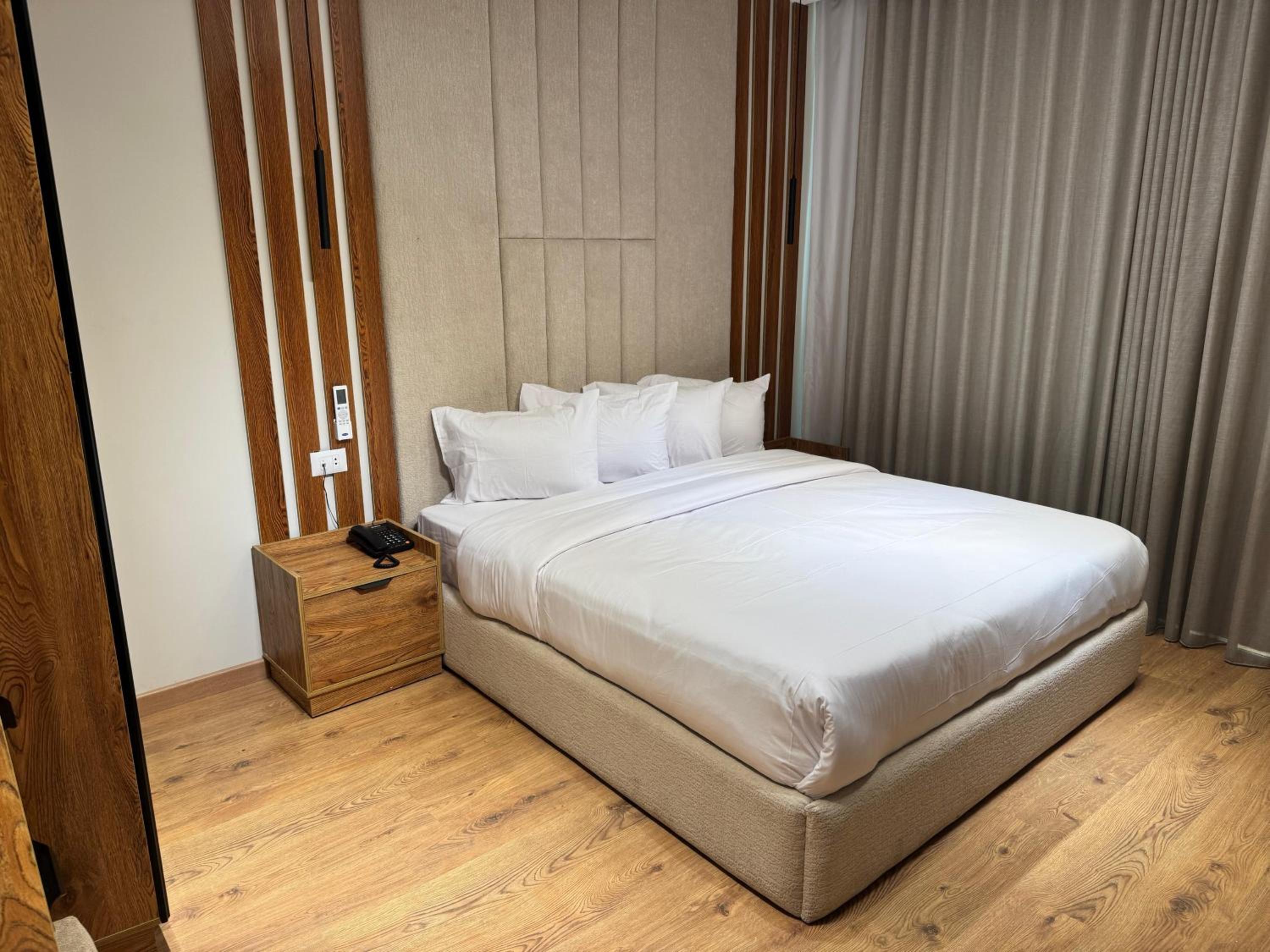 Classic Suite with Private Terrace Partial Pyramid View & City View