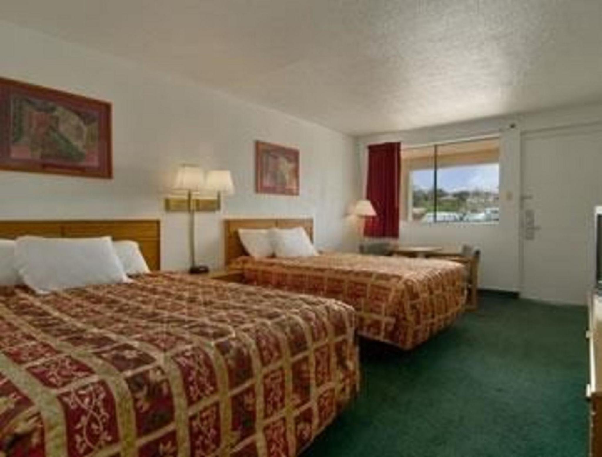Queen Room with Two Queen Beds - Non-Smoking - Photo 4