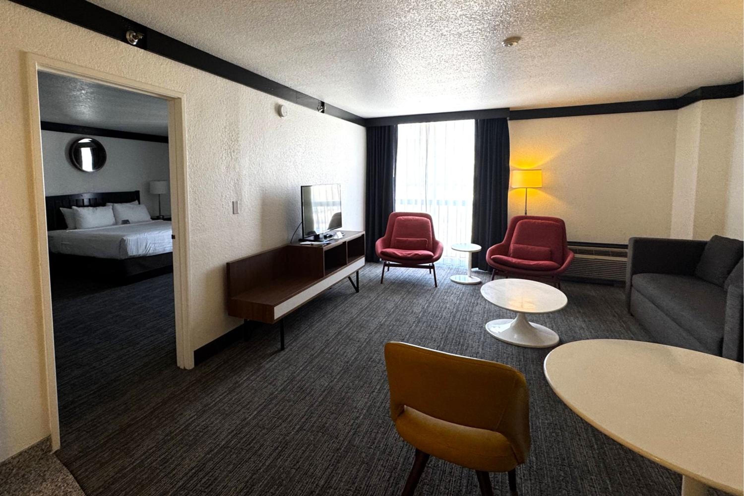 International Suite-Smoking + FREE $5 in slot play & $10 in table games match play photo 2