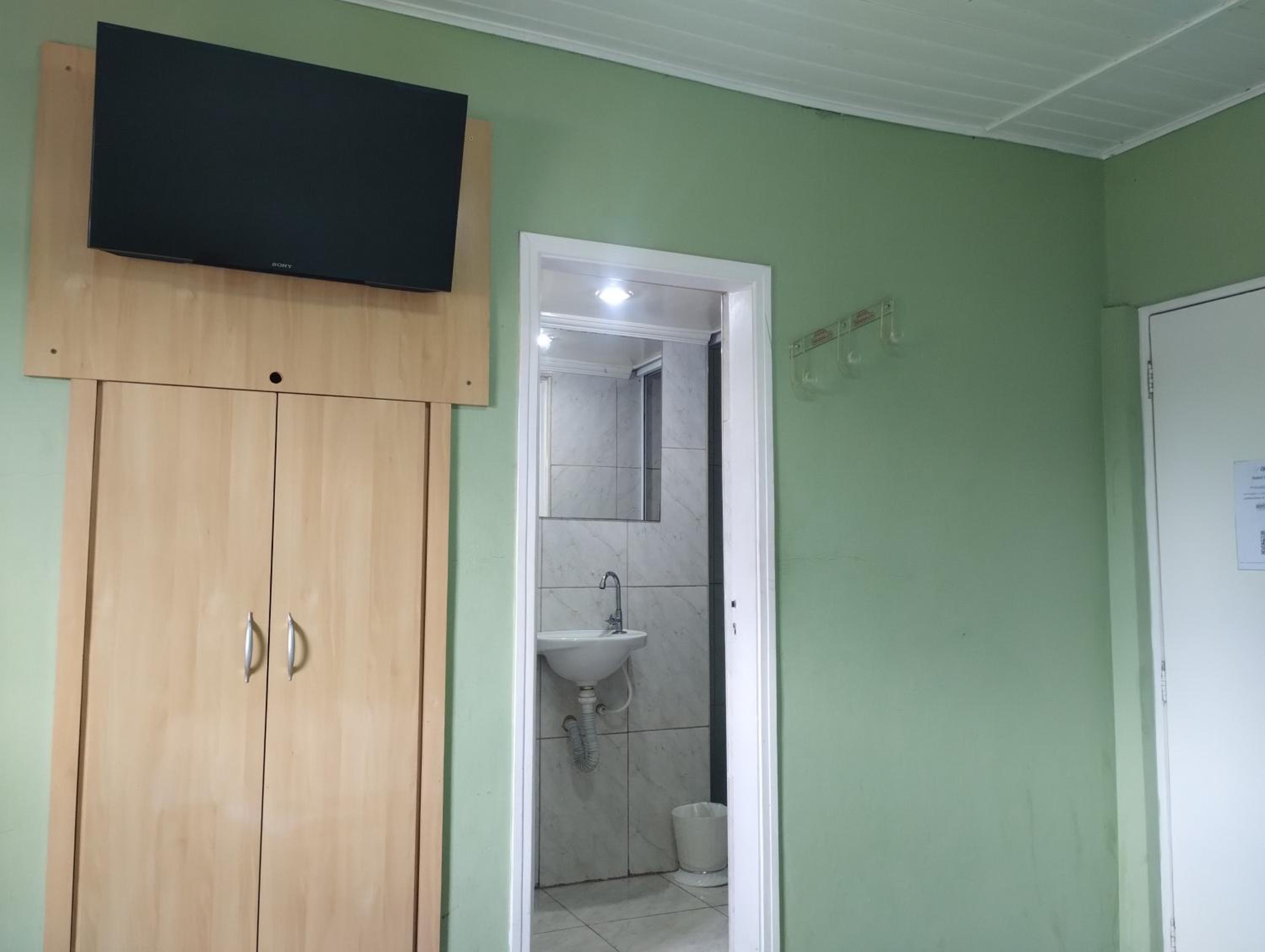 Budget Double Room - Photo 9