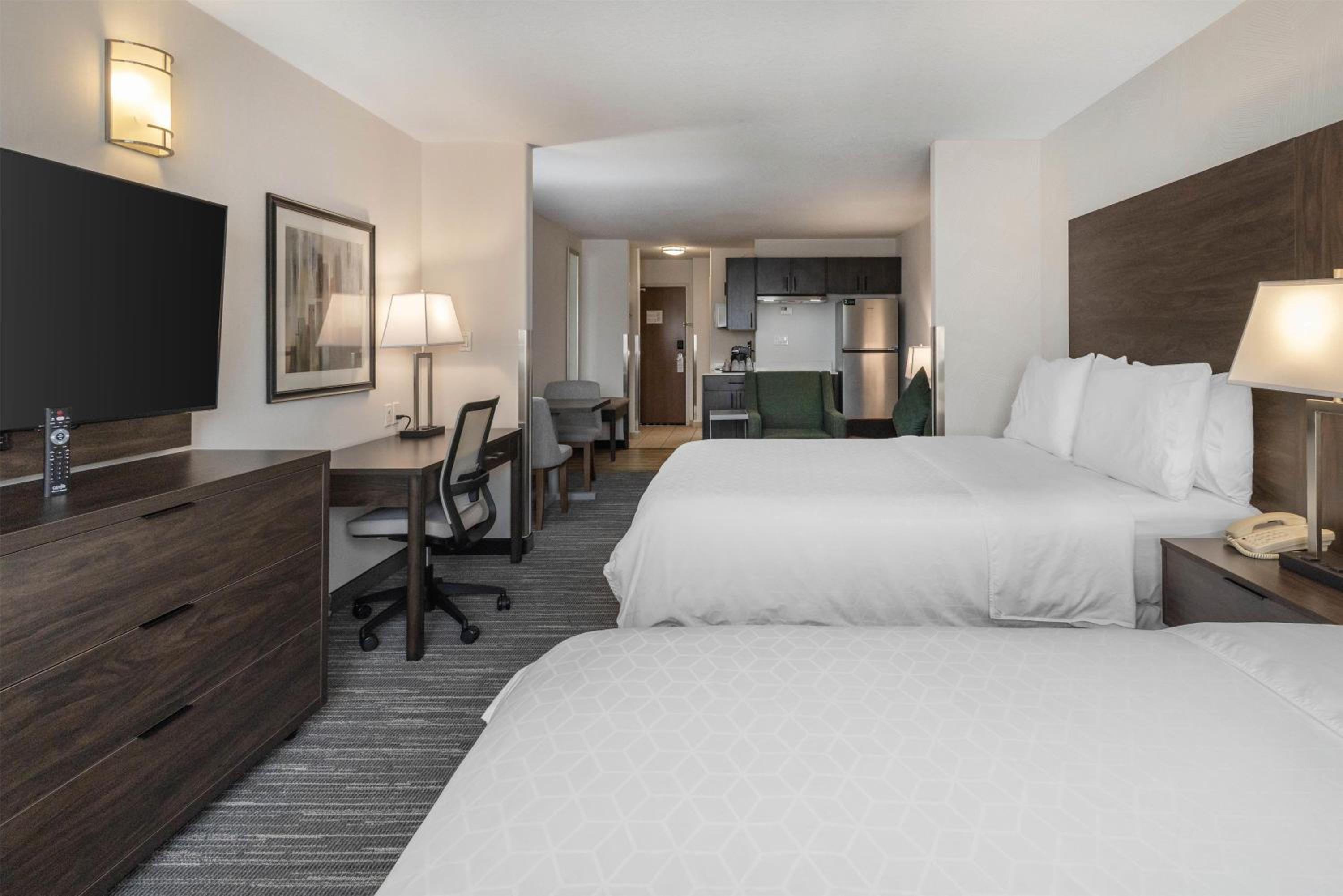 Queen Suite with Two Queen Beds, Sofa Bed and Kitchenette - Non-Smoking - Photo 1
