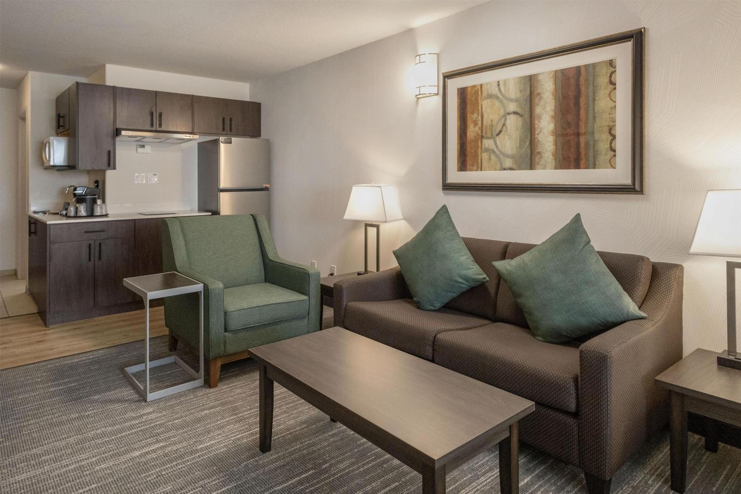 Queen Suite with Two Queen Beds, Sofa Bed and Kitchenette - Non-Smoking - Photo 2