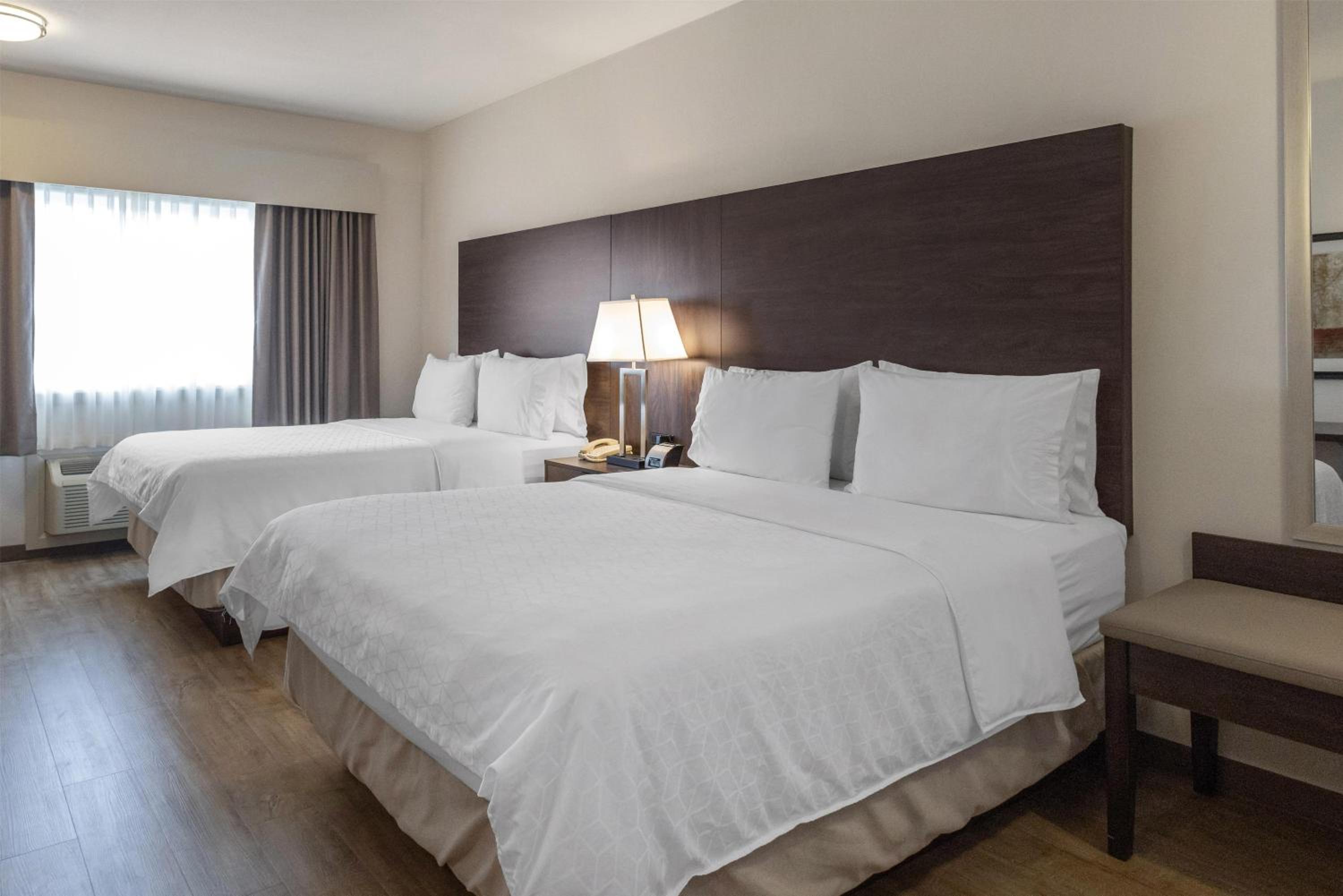 Queen Room with Two Queen Beds - Pet Friendly/Non-Smoking - Photo 2