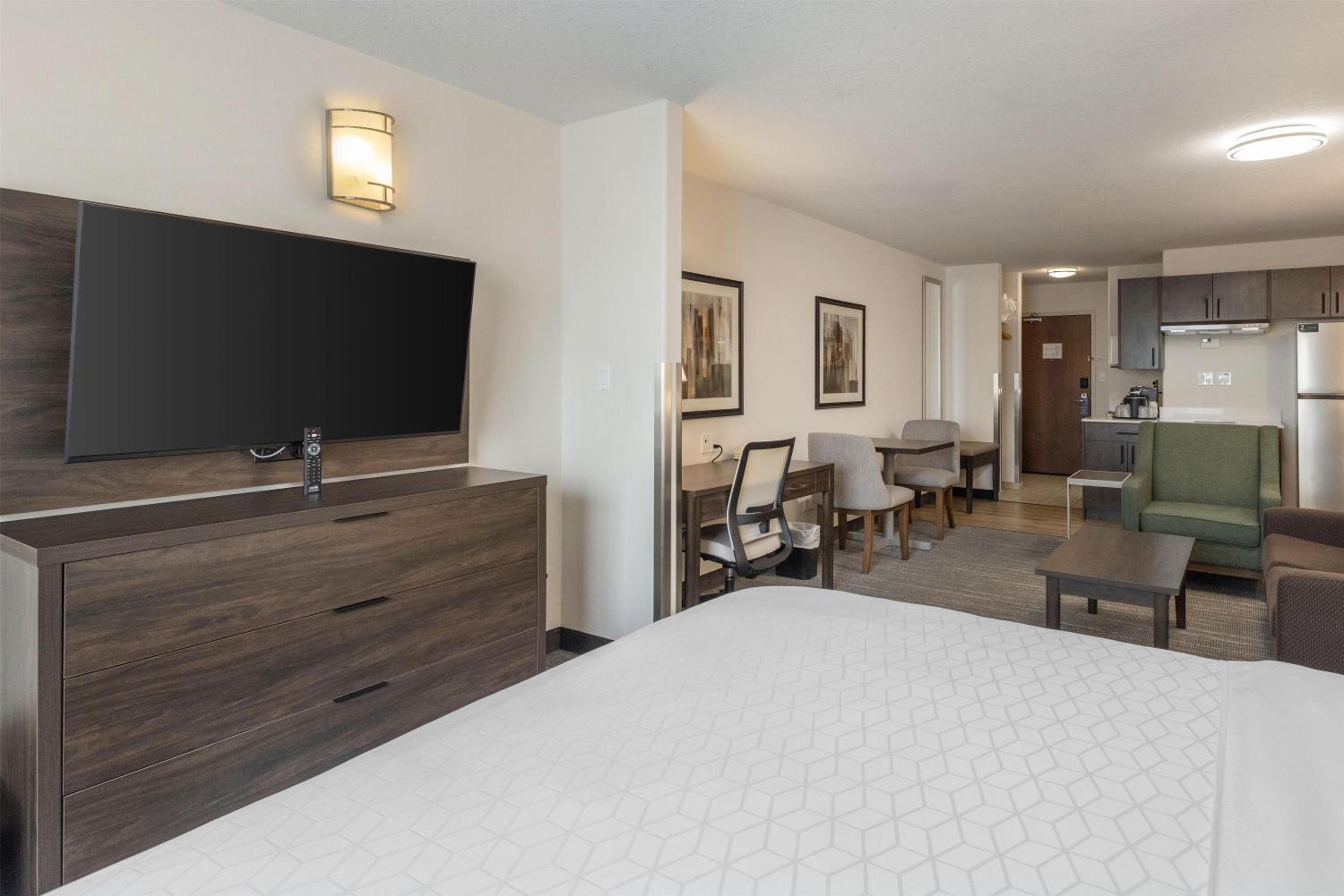 King Room with Sofa Bed and Kitchenette - Non-Smoking - Photo 2