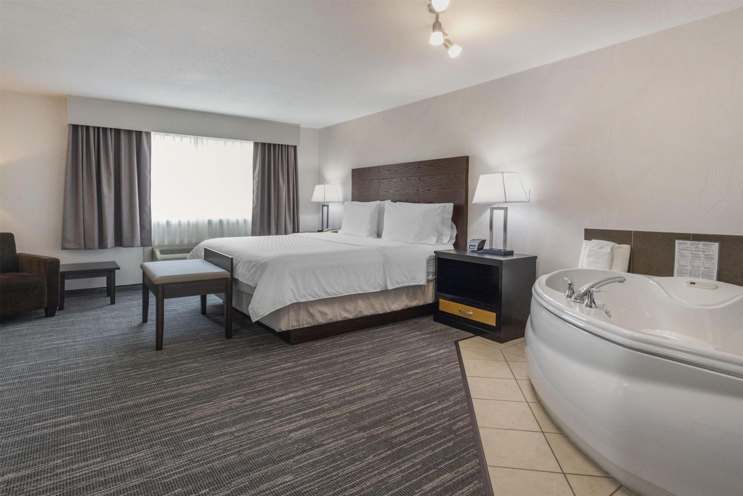 King Suite with Spa Bath - Non-Smoking - Photo 2