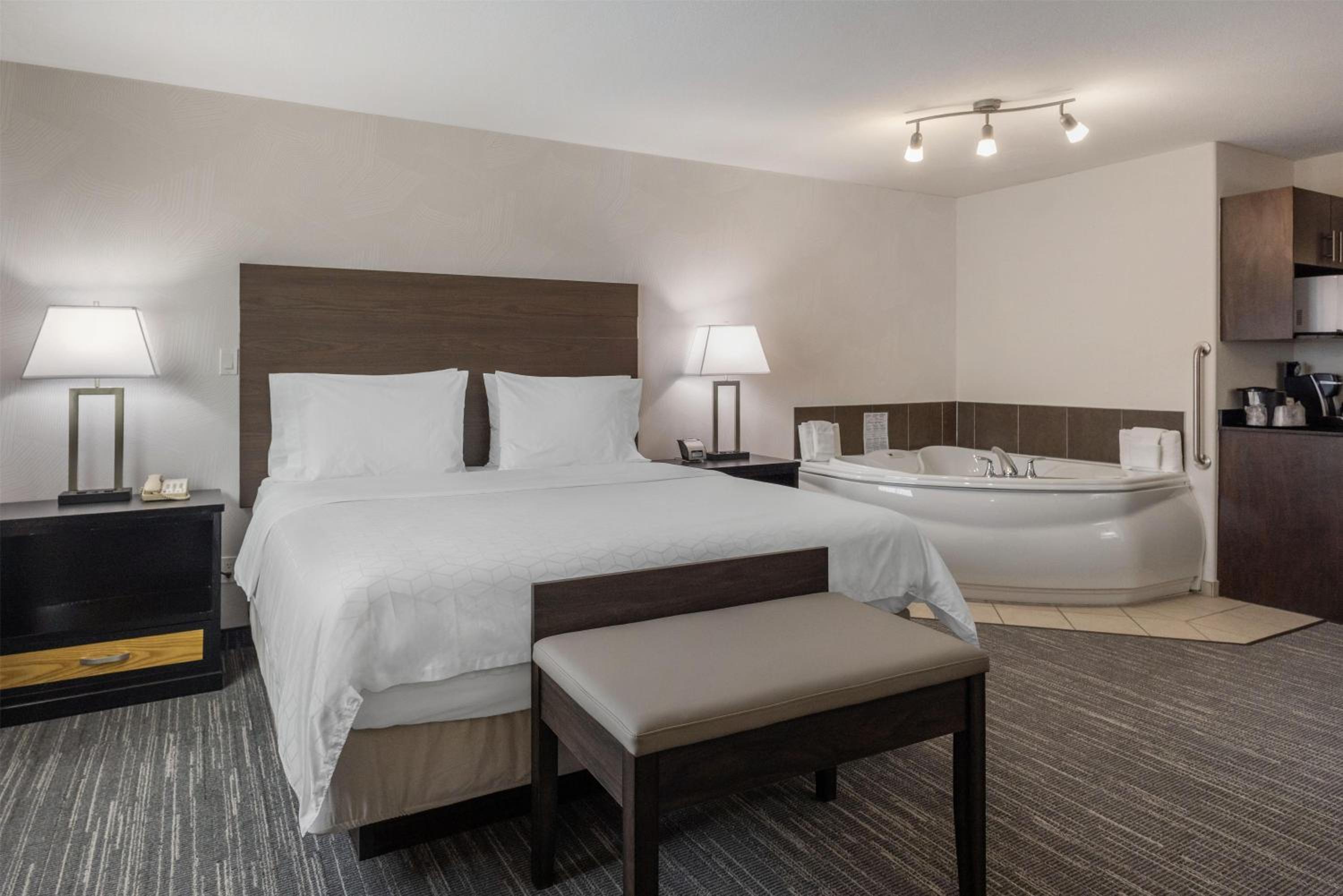 King Suite with Spa Bath - Non-Smoking - Photo 3