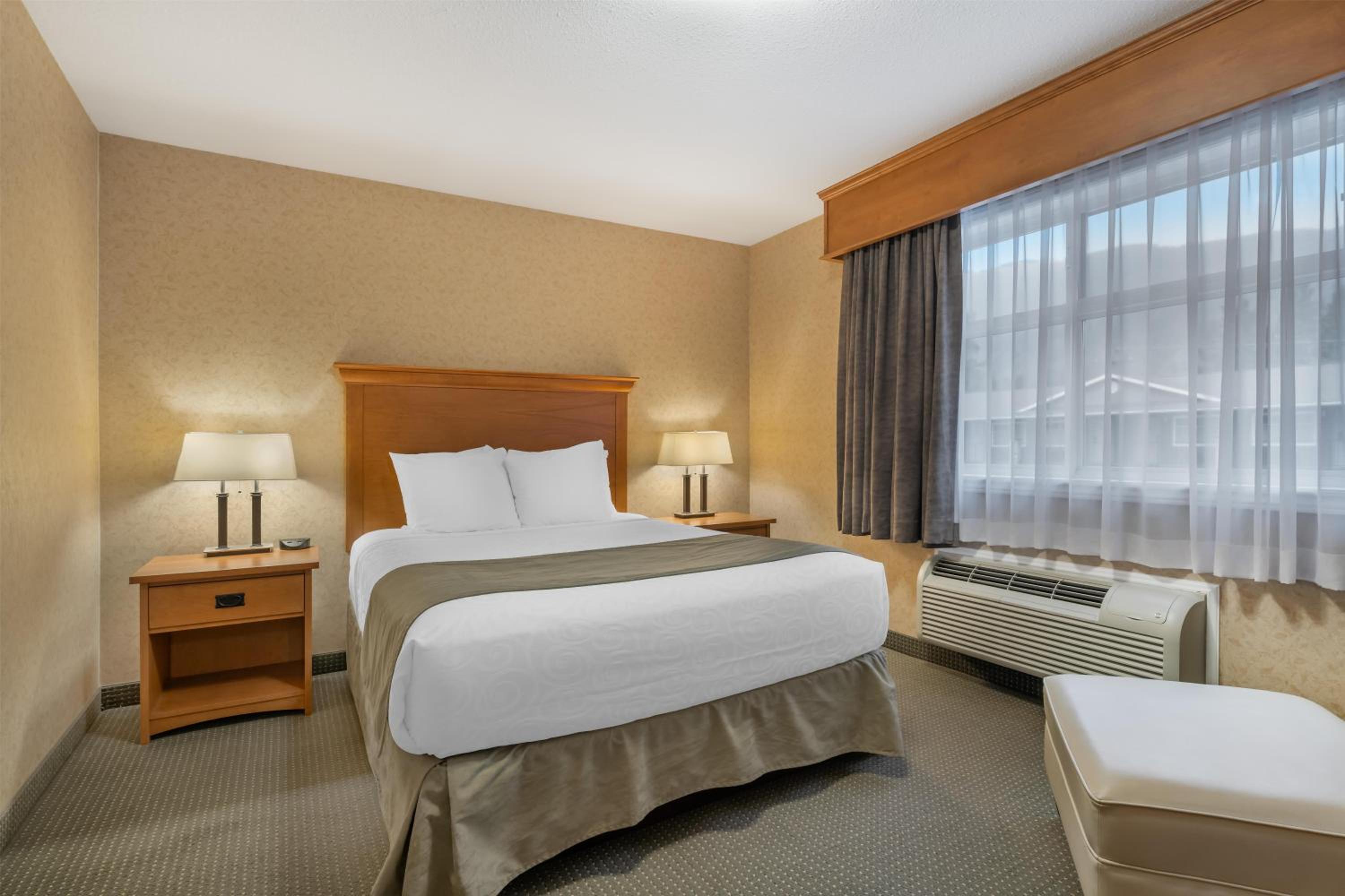 Two-Bedroom Family Suite with Three Queen Beds - Non-Smoking photo 1