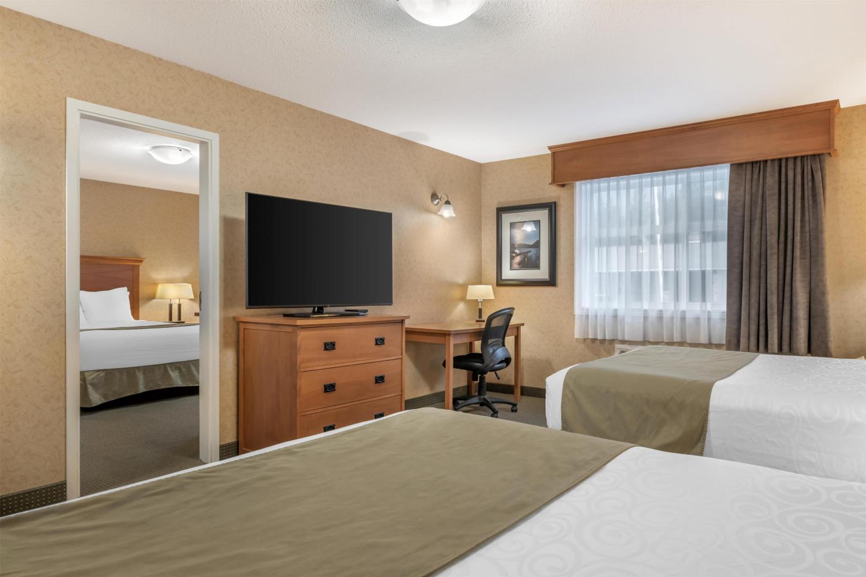 Two-Bedroom Family Suite with Three Queen Beds - Non-Smoking photo 2