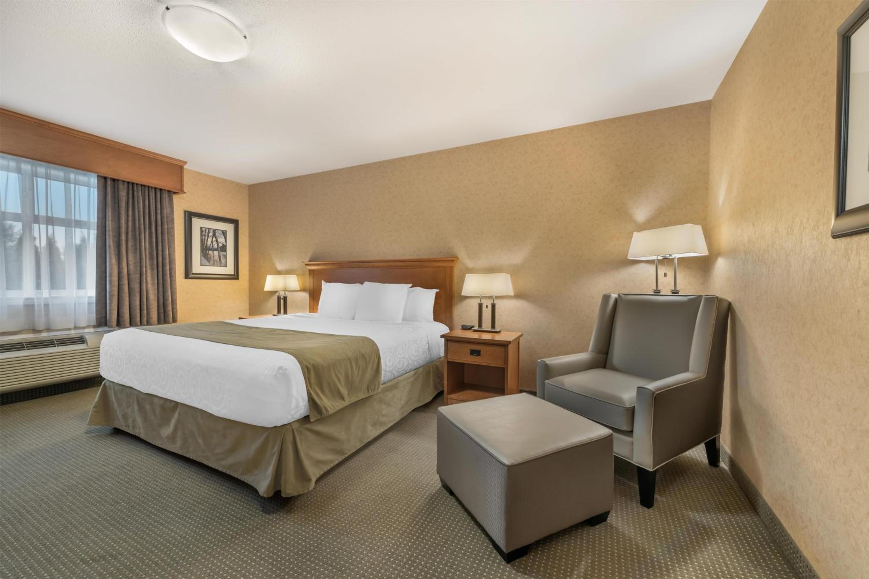 One-Bedroom Suite with One King Bed, One Queen Bed and Sofa Bed - Non-Smoking photo 1