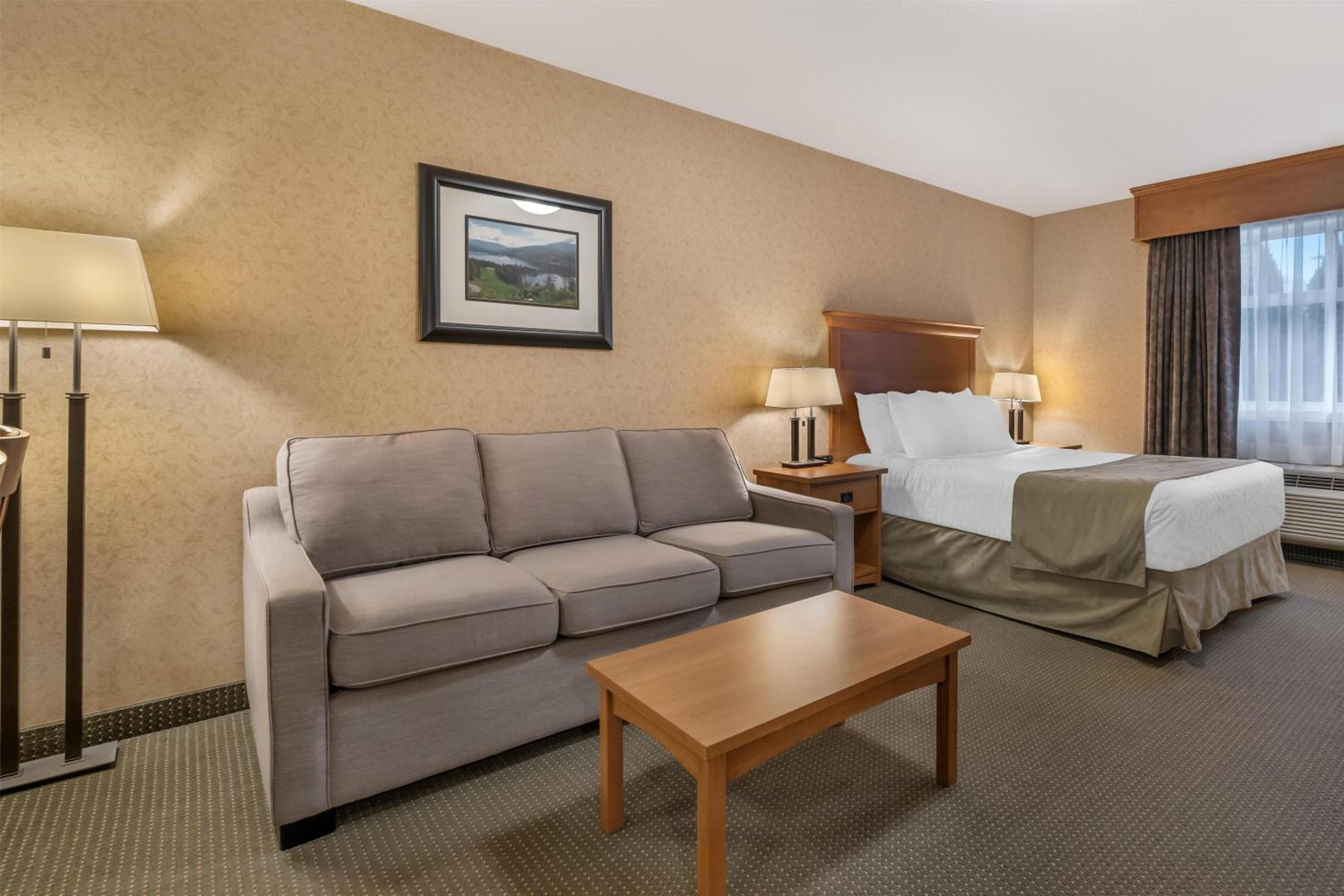 One-Bedroom Suite with One King Bed, One Queen Bed and Sofa Bed - Non-Smoking photo 3