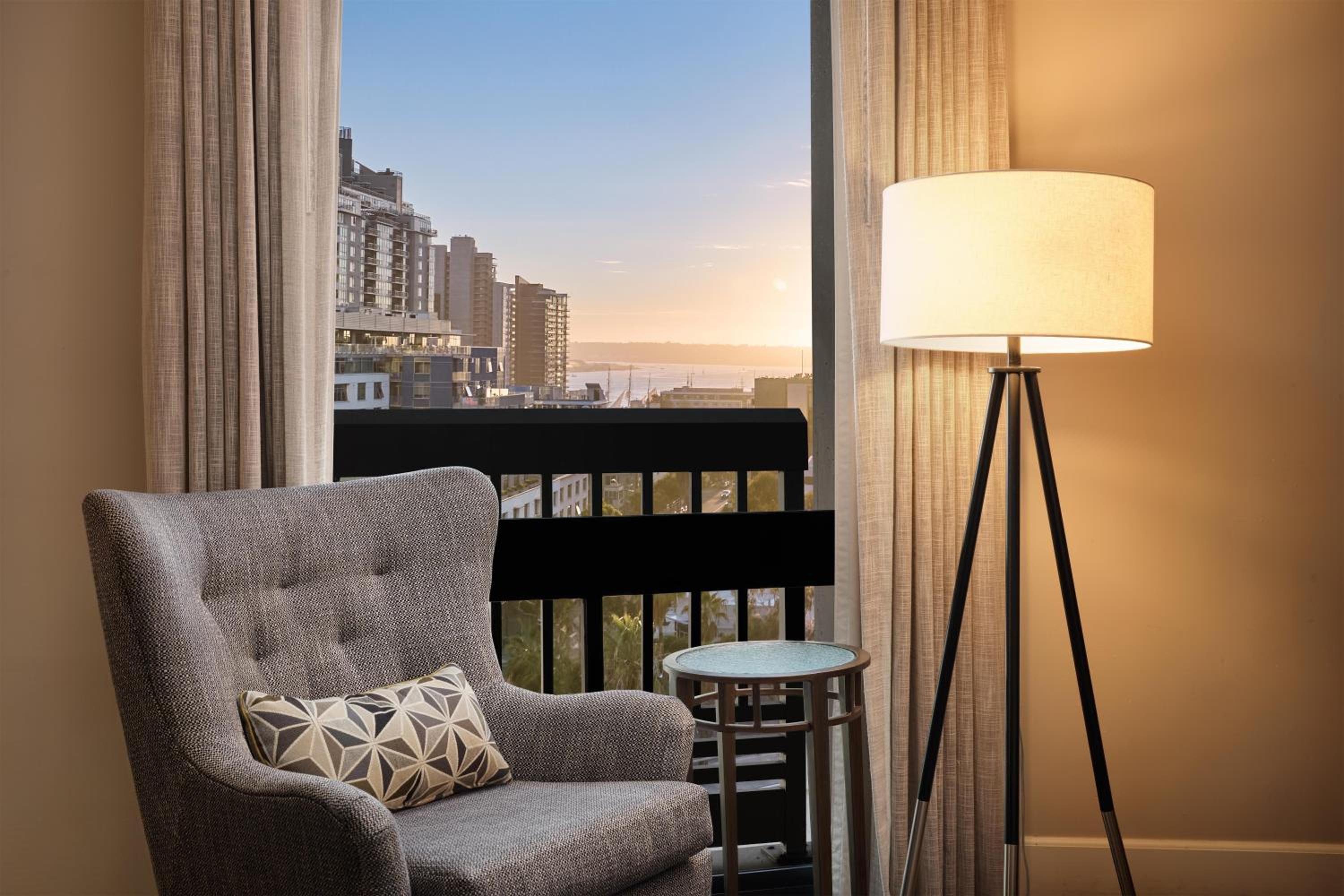 King Room with Bay View - Higher Floor/Non-Smoking - Photo 1