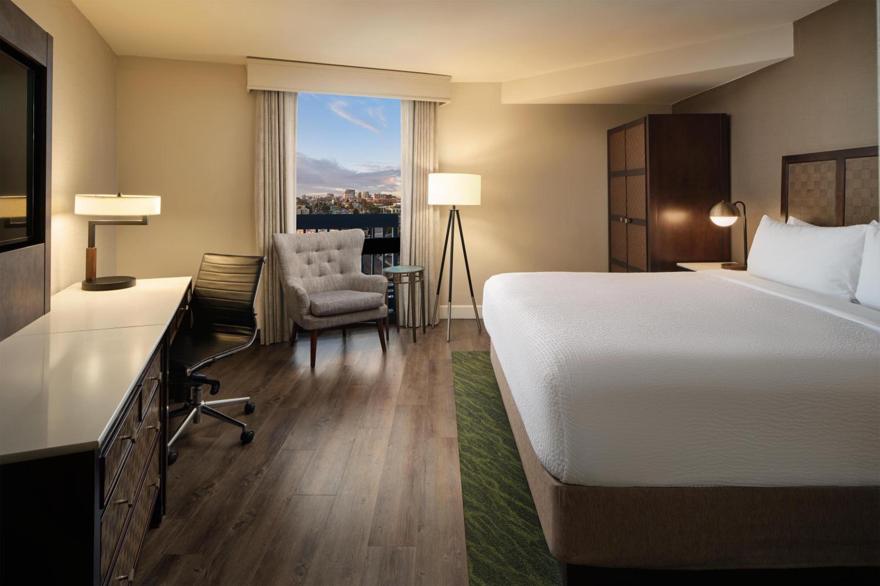 King Room with City View - Higher Floor/Non-Smoking - Photo 2
