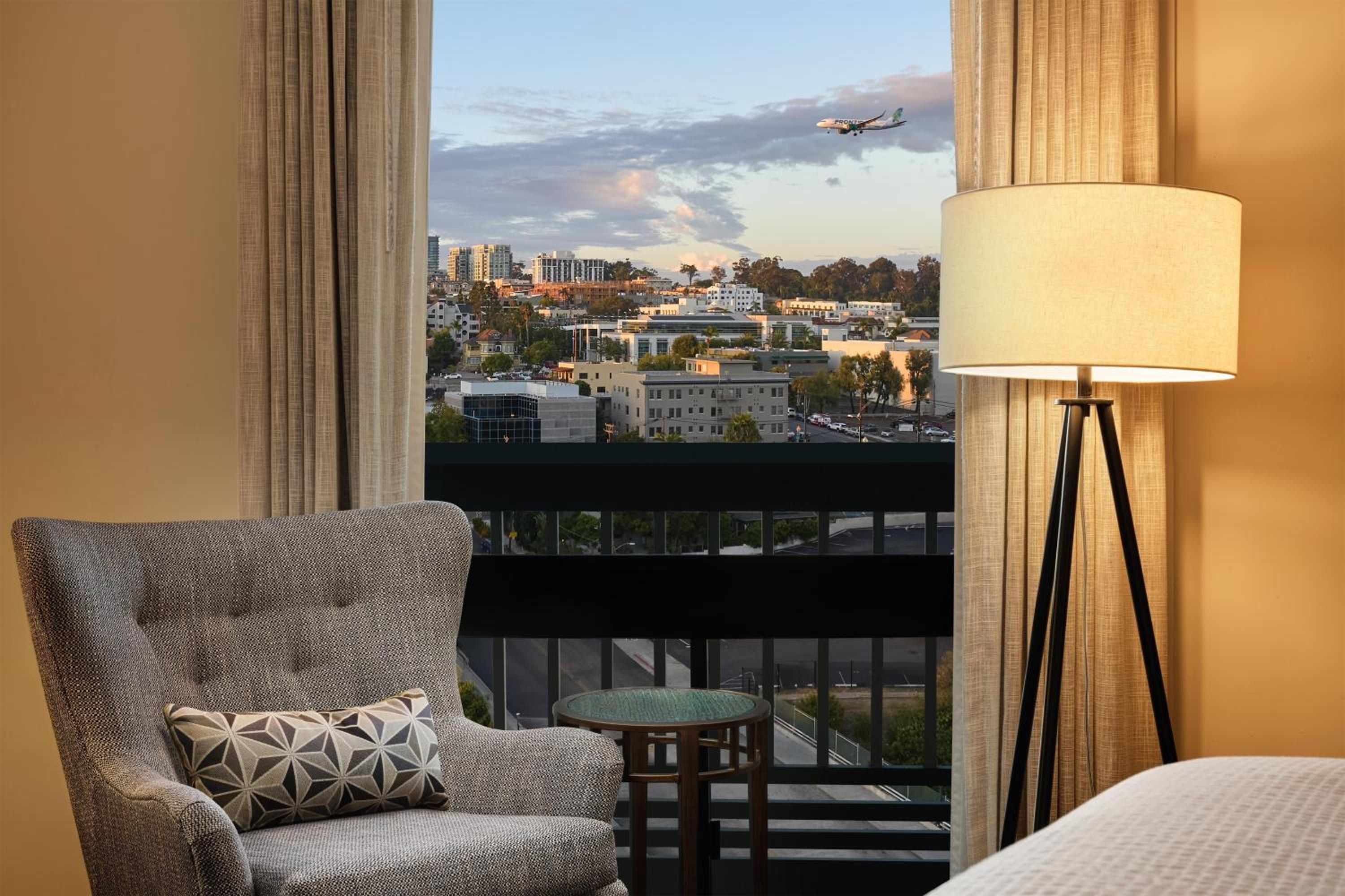 King Room with City View - Higher Floor/Non-Smoking - Photo 4