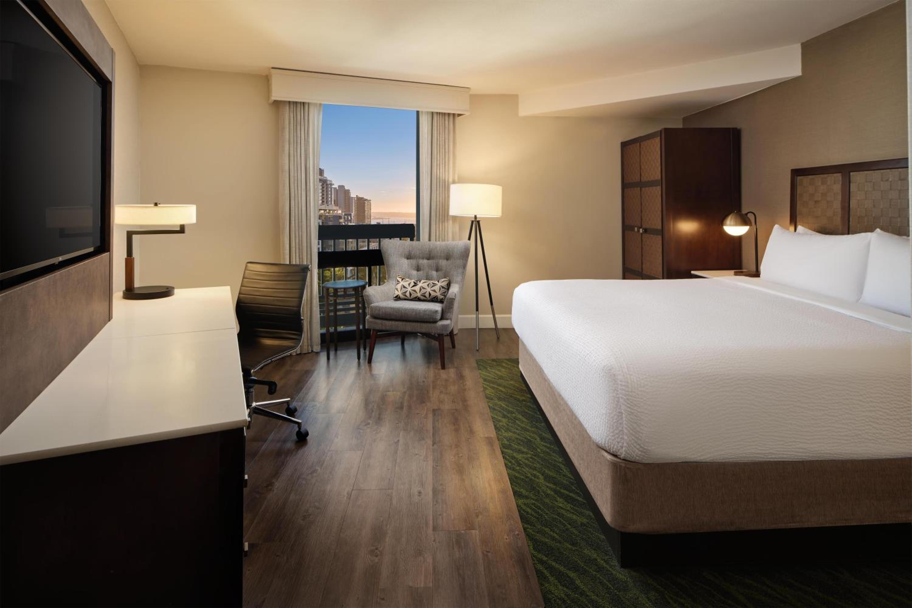 King Room with Bay View - Higher Floor/Non-Smoking - Photo 5