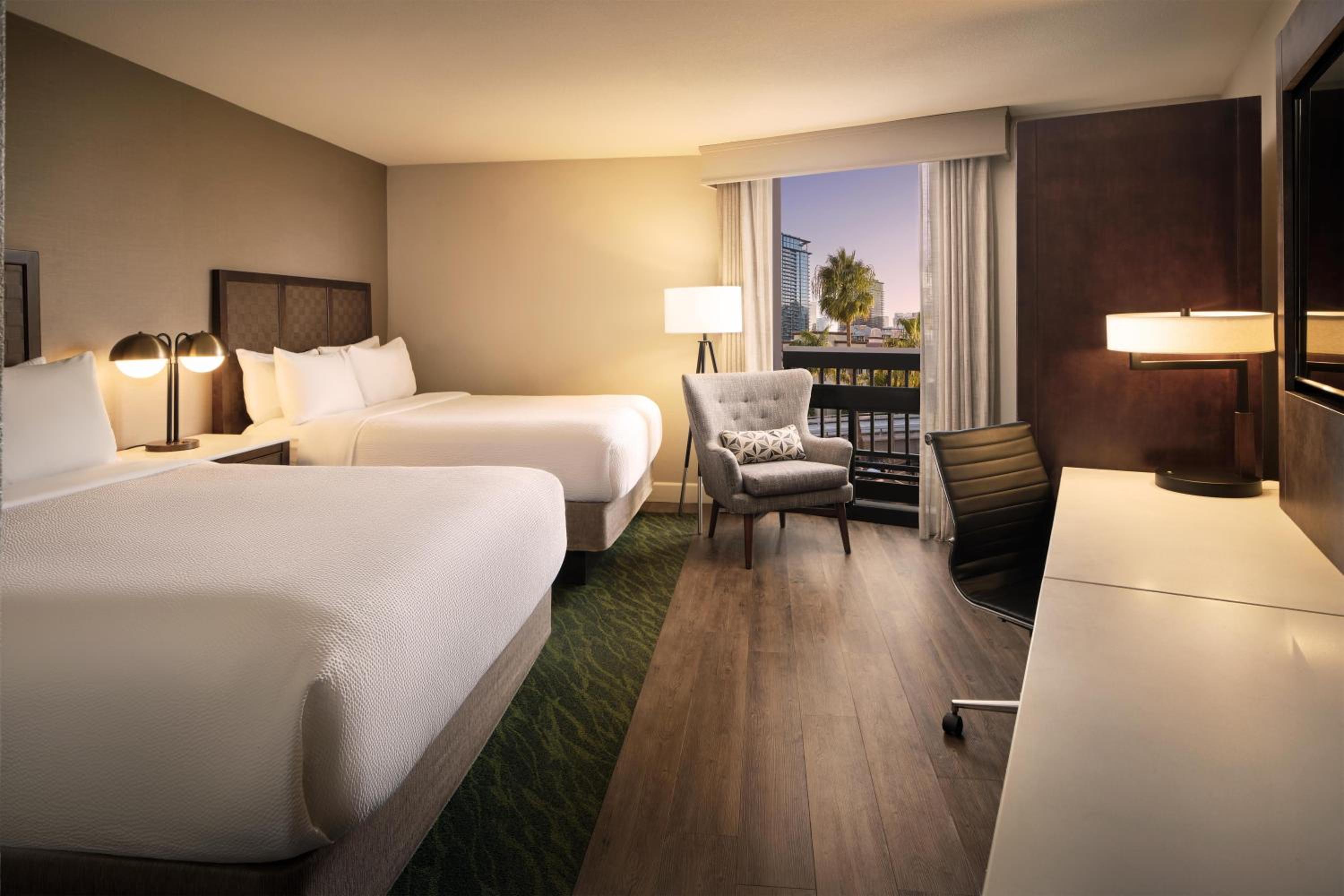 Queen Room with Two Queen Beds and Bay View - Non-Smoking - Photo 2