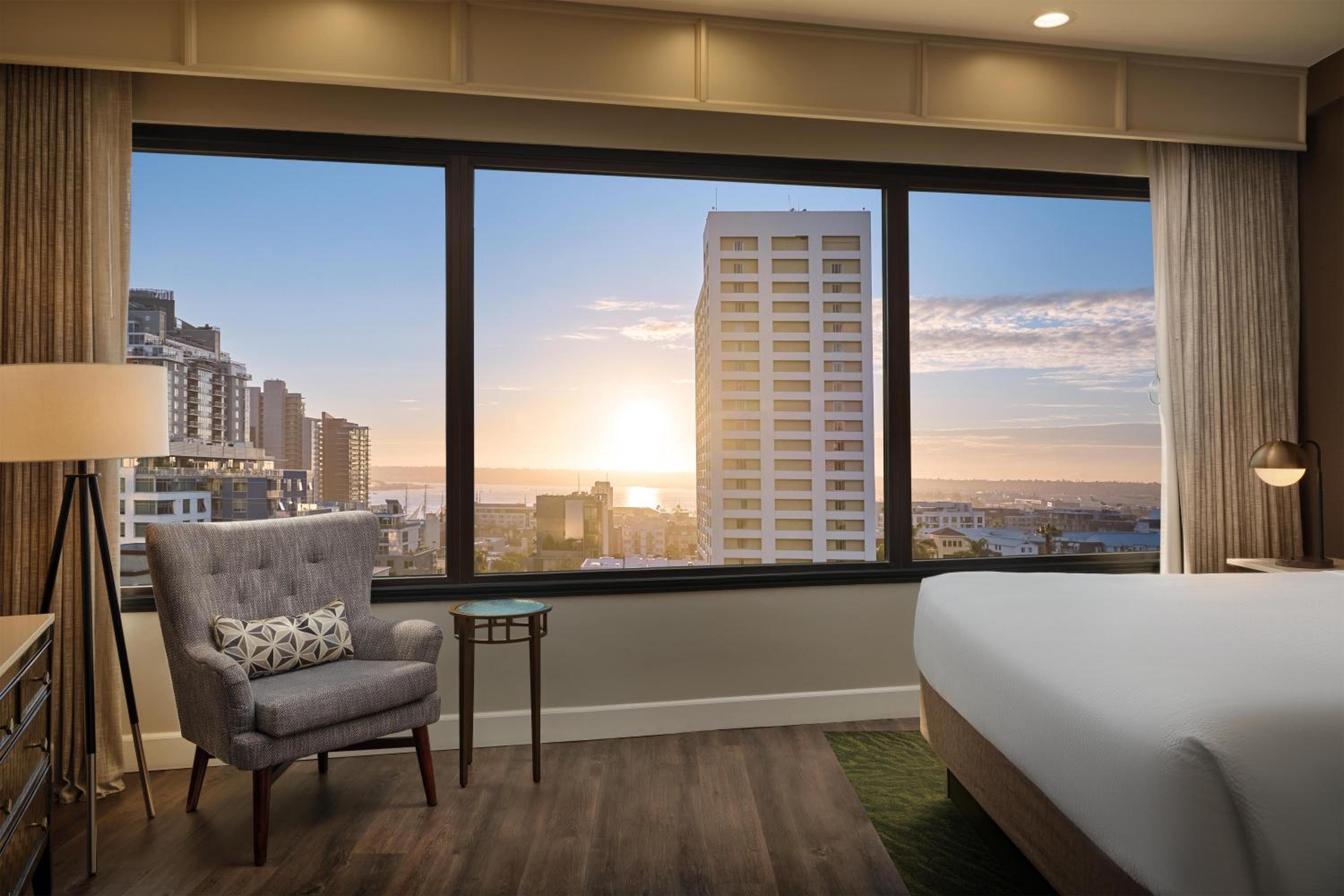 King Room with Bay View - Top Floor/Non-Smoking - Photo 4