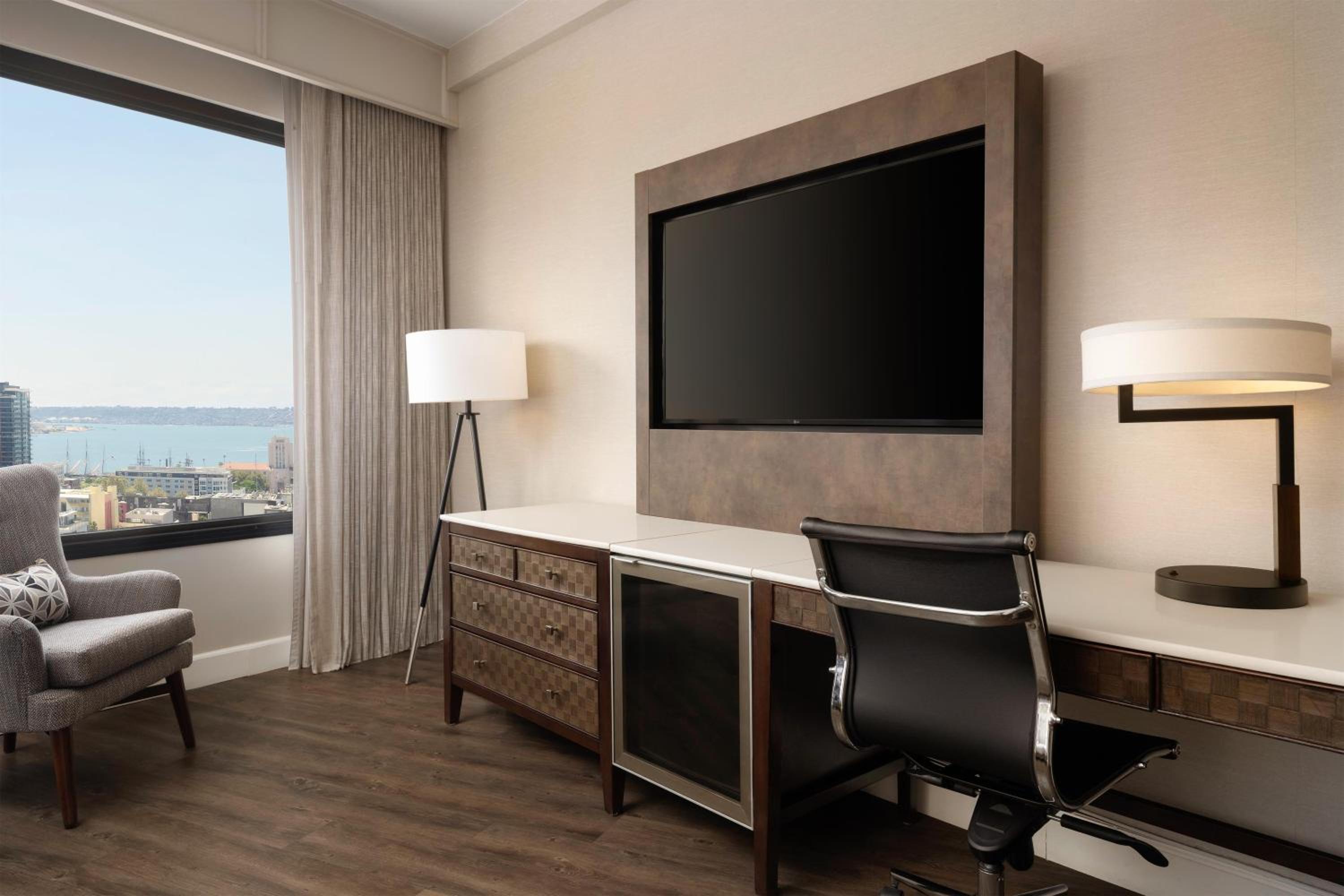 King Room with Bay View - Top Floor/Non-Smoking - Photo 5