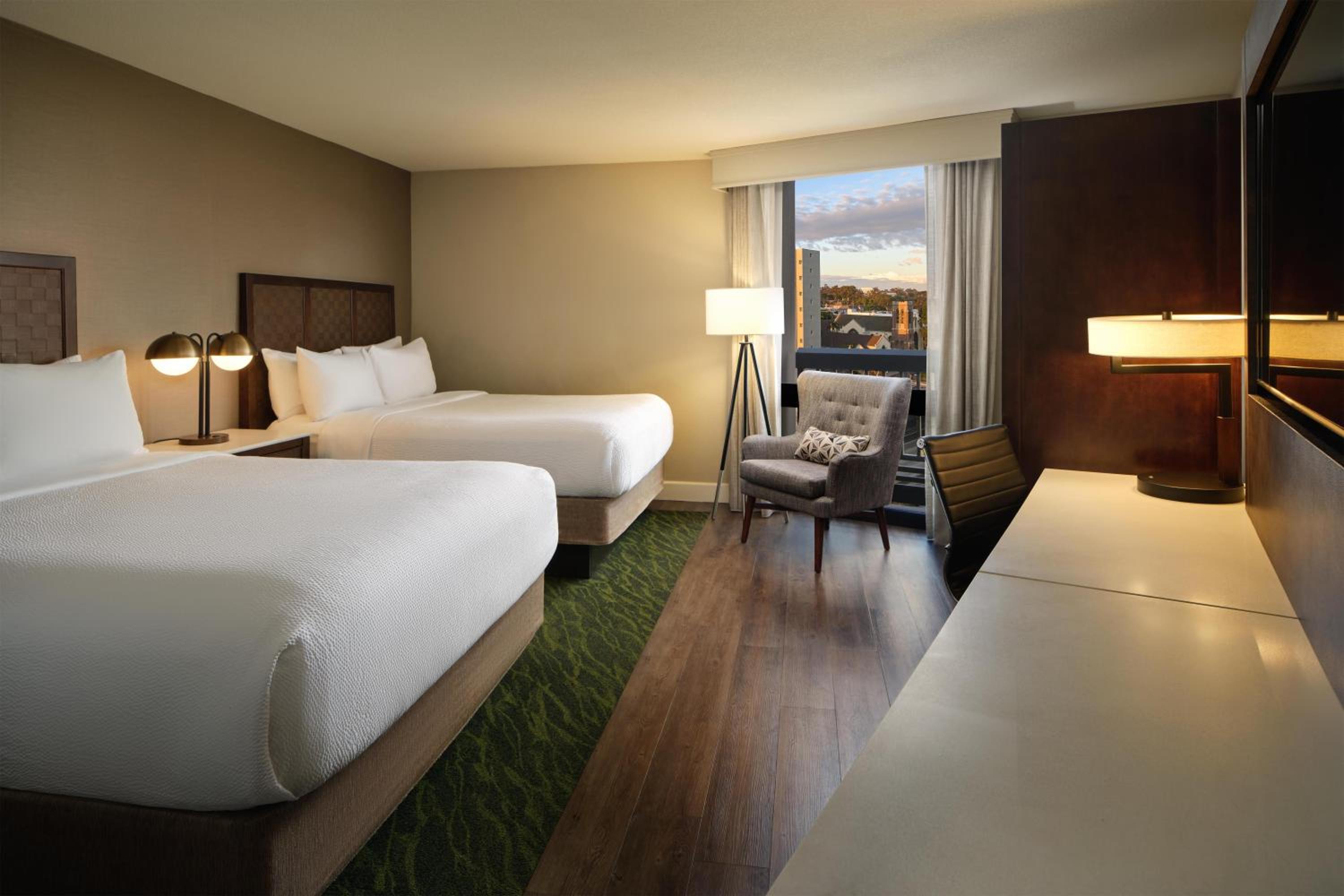 Queen Room with Two Queen Beds and City View - Non-Smoking/Higher Floor - Photo 5
