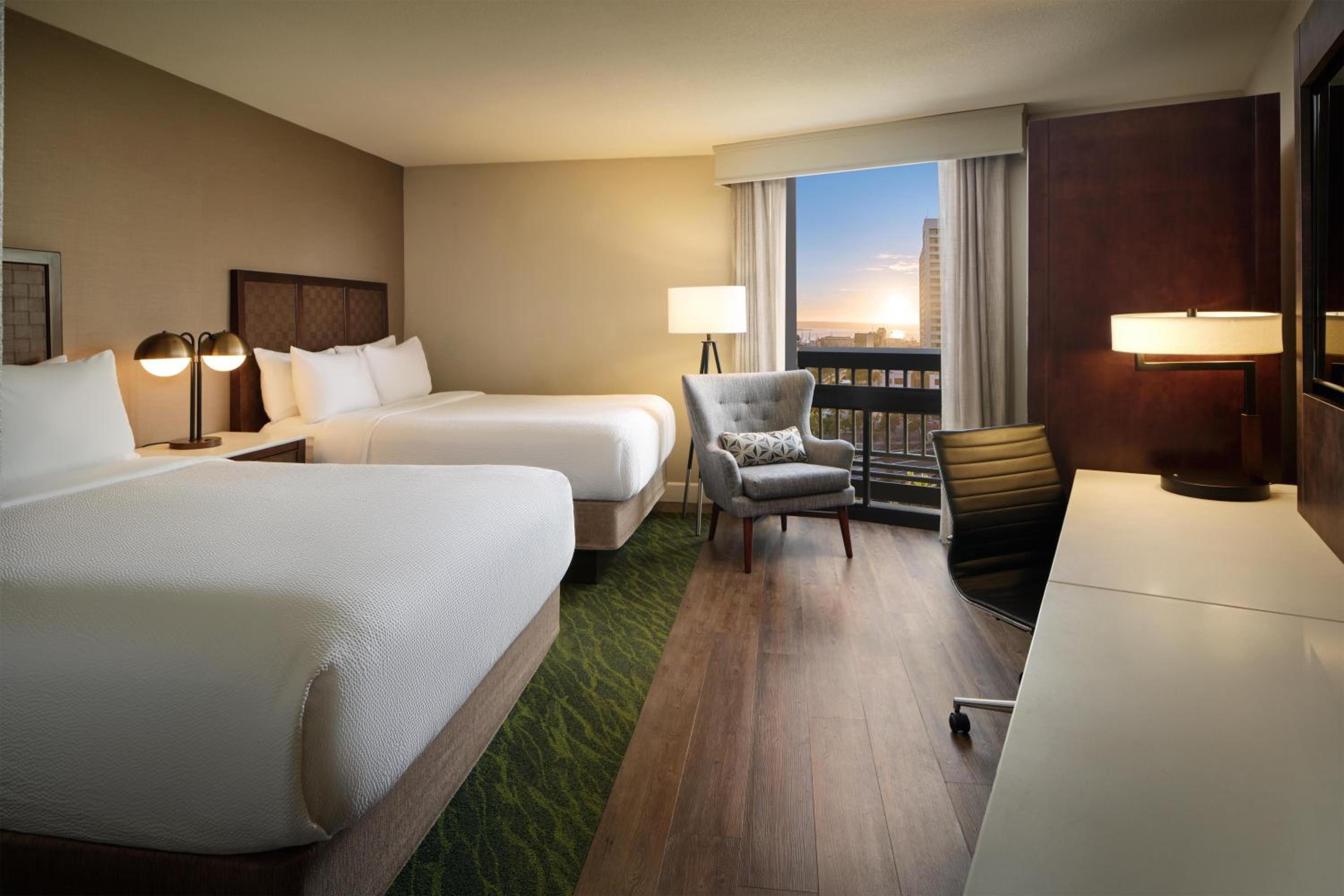 Queen Room with Two Queen Beds and Bay View - Non-Smoking/Higher Floor - Photo 5