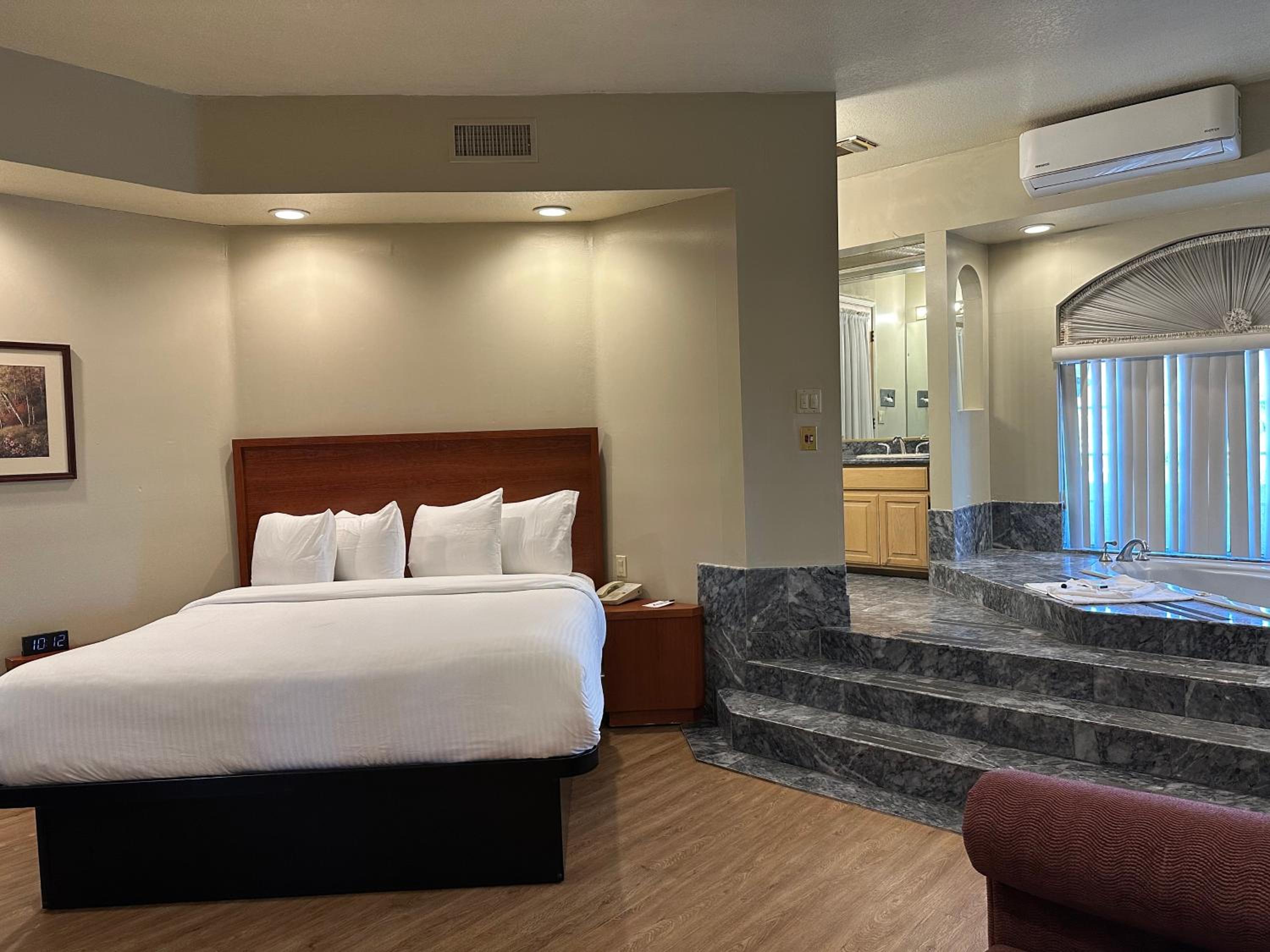 King Suite with Hot Tub - Non-Smoking - Photo 1