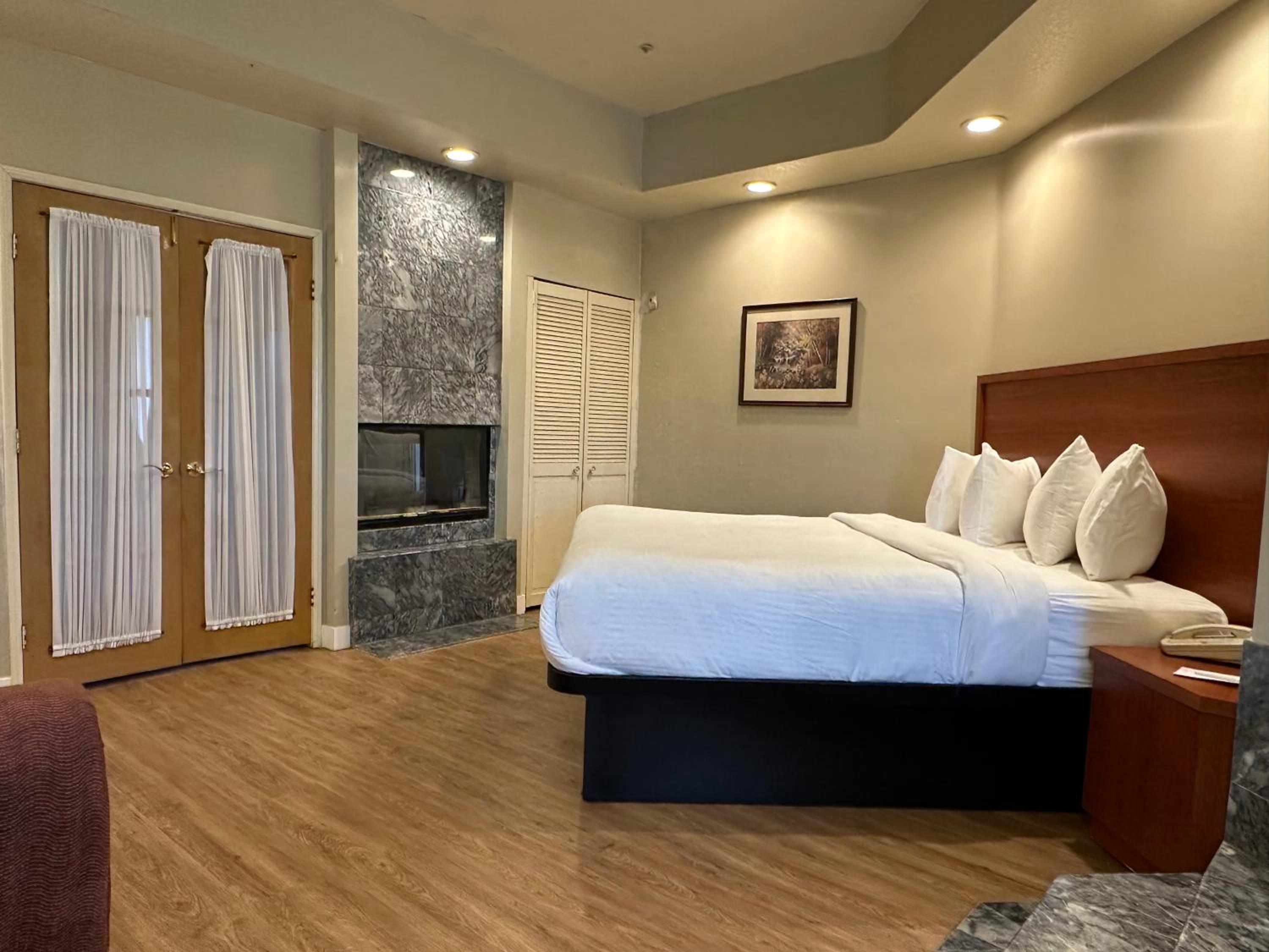 King Suite with Hot Tub - Non-Smoking - Photo 2
