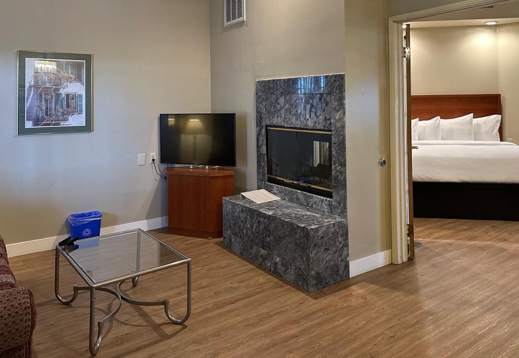 King Suite with Hot Tub - Non-Smoking - Photo 3