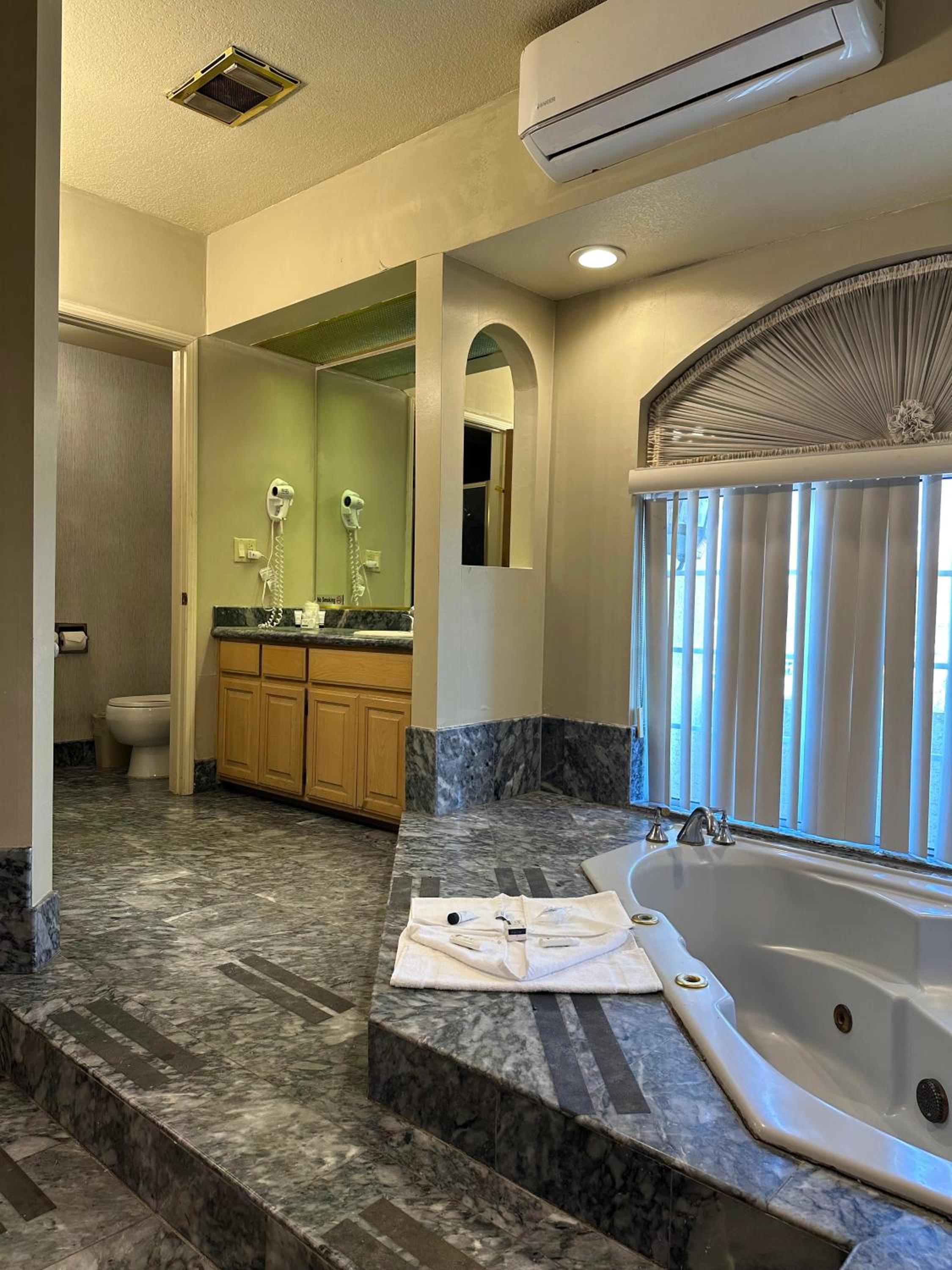King Suite with Hot Tub - Non-Smoking - Photo 4