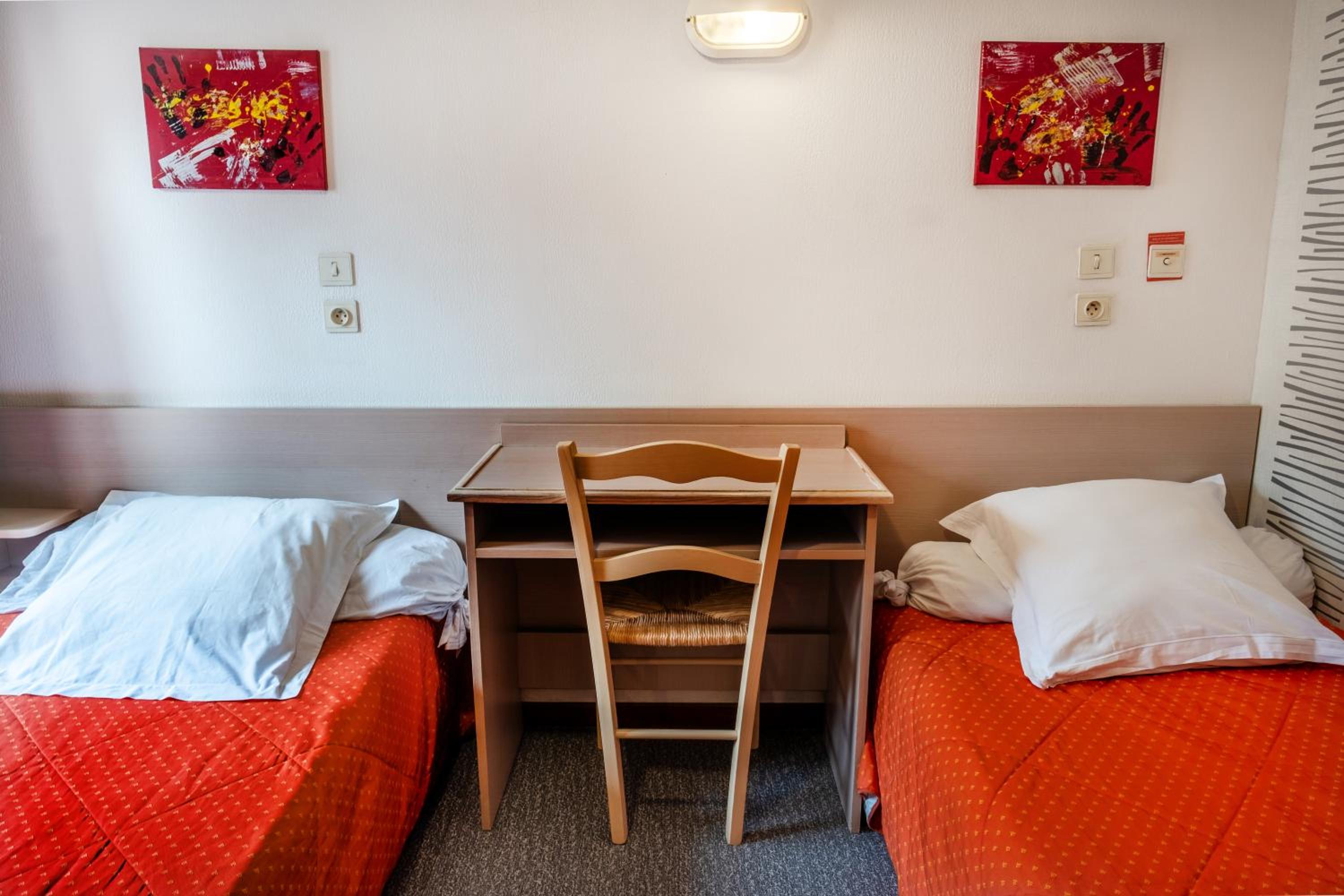 Standard Twin Room - Photo 6