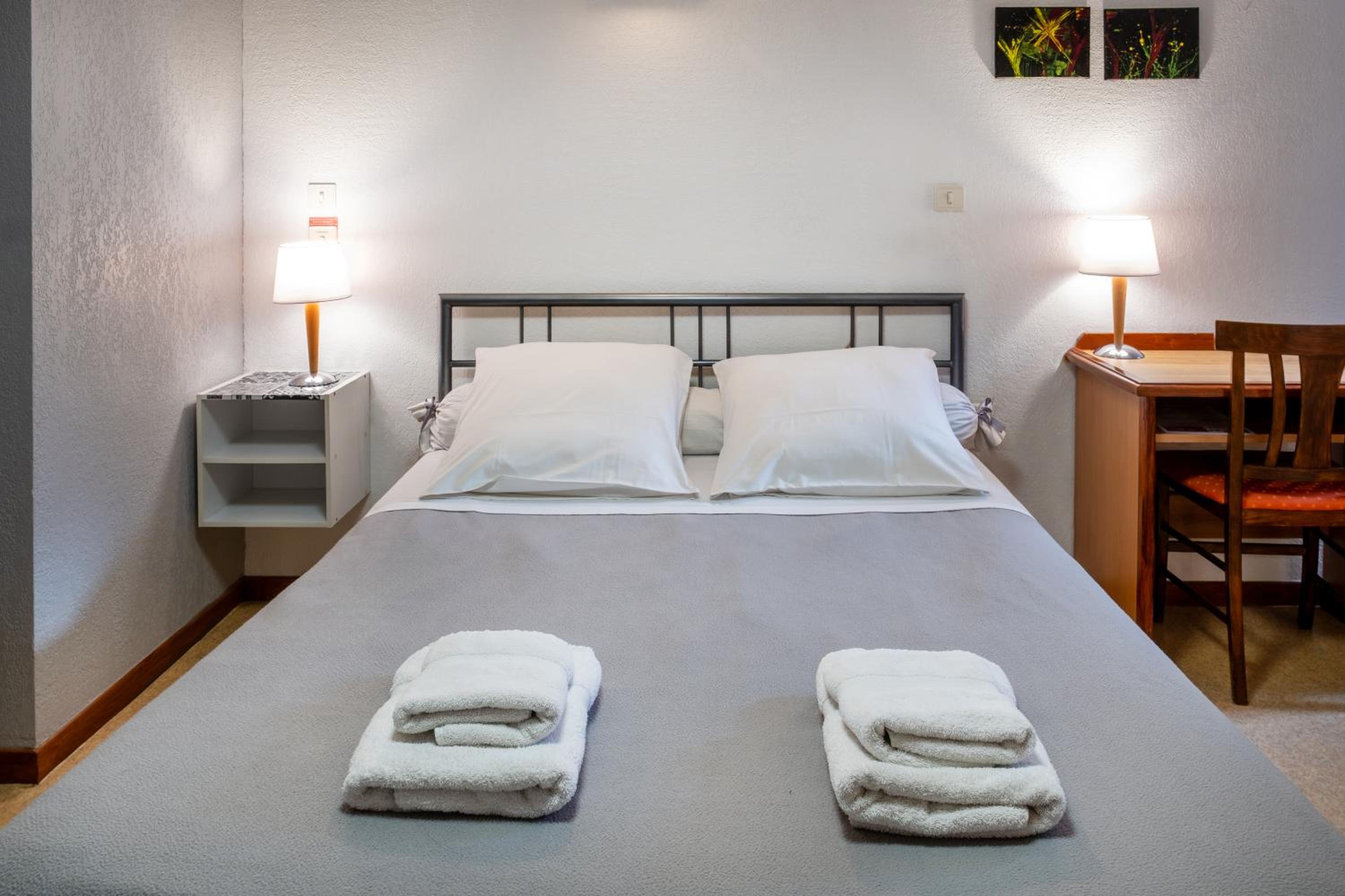 Large Double Room - Photo 3