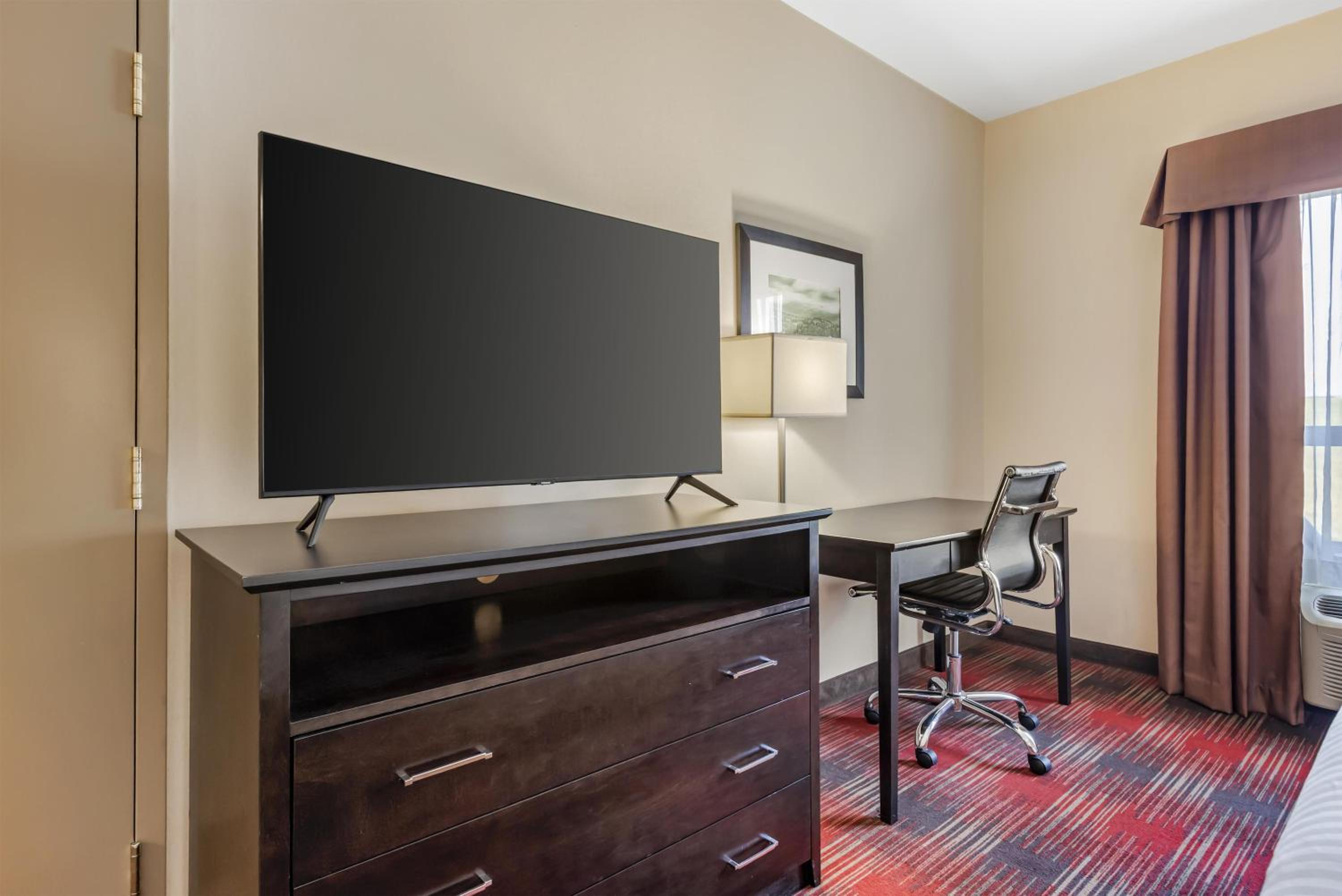 Two-Bedroom Suite - Photo 2