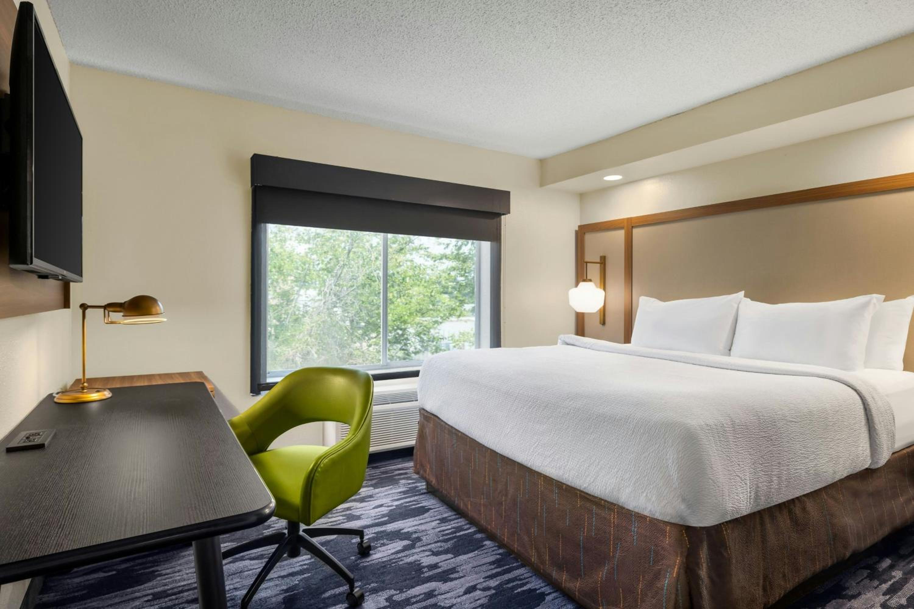 King Room with Bathtub - Mobility Access/Hearing Accessible - Photo 1